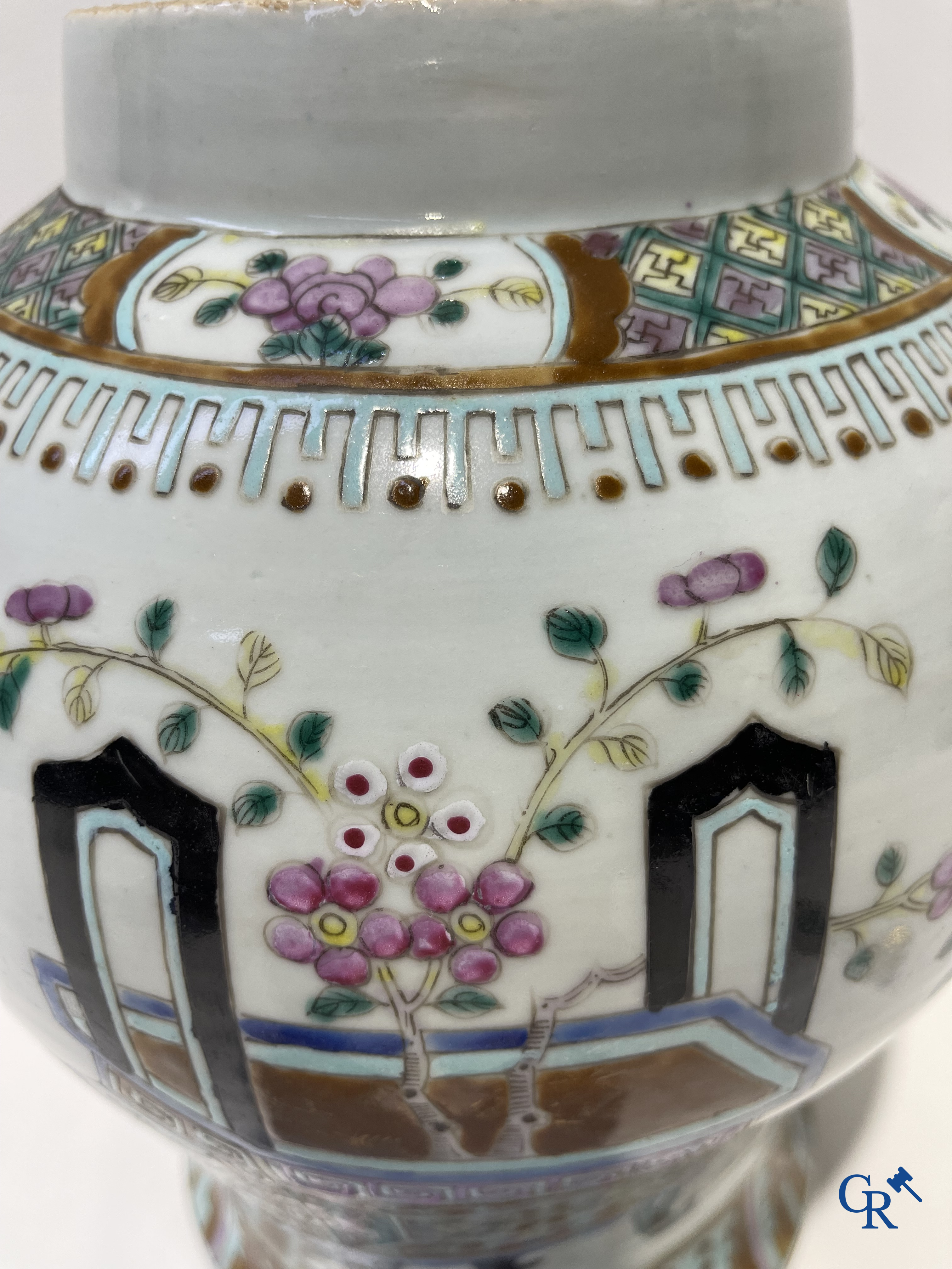 Porcelaine chinoise: Un vase en porcelaine chinoise avec des phénix et des fleurs et un potiche avec un décor mobilier. 19ème siècle.