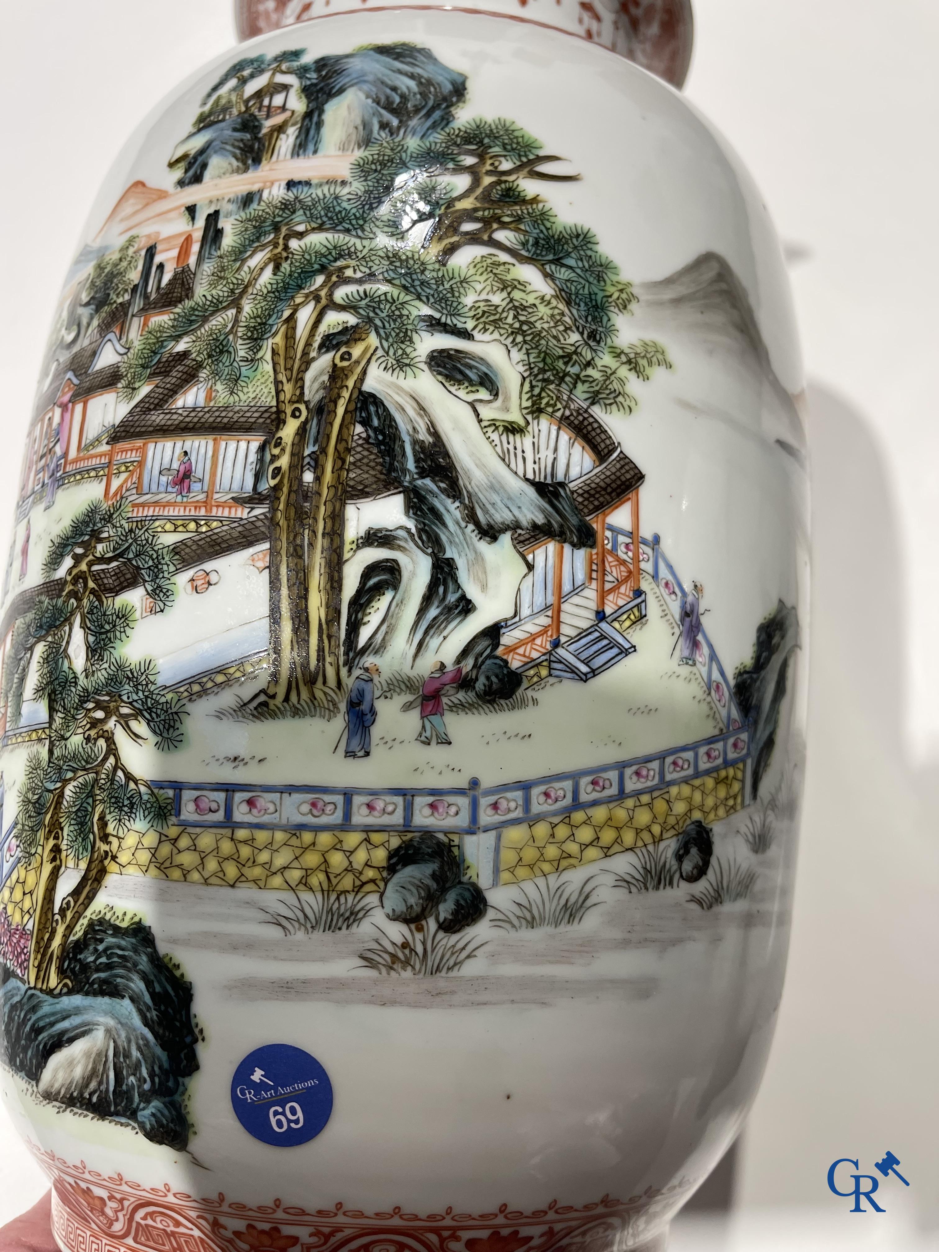 Art Asiatique, porcelaine chinoise. Une paire de vases chinois avec un décor de chevaux et de personnages.