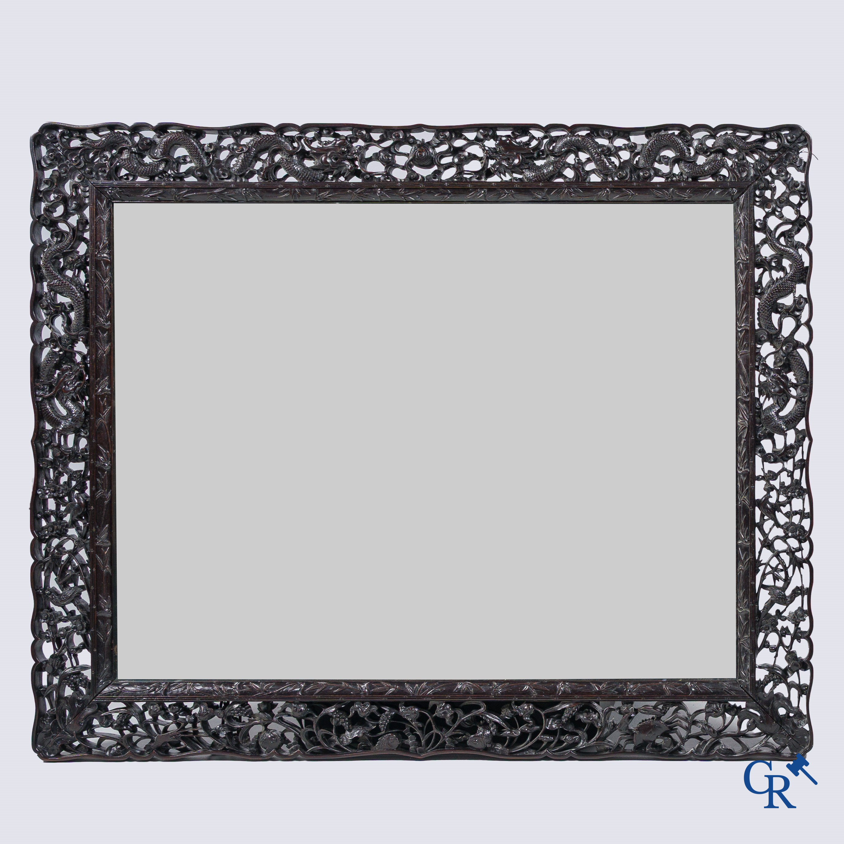 Aziatica, een grote spiegel in gesculpteerd Chinees hardhout. 19e eeuw.