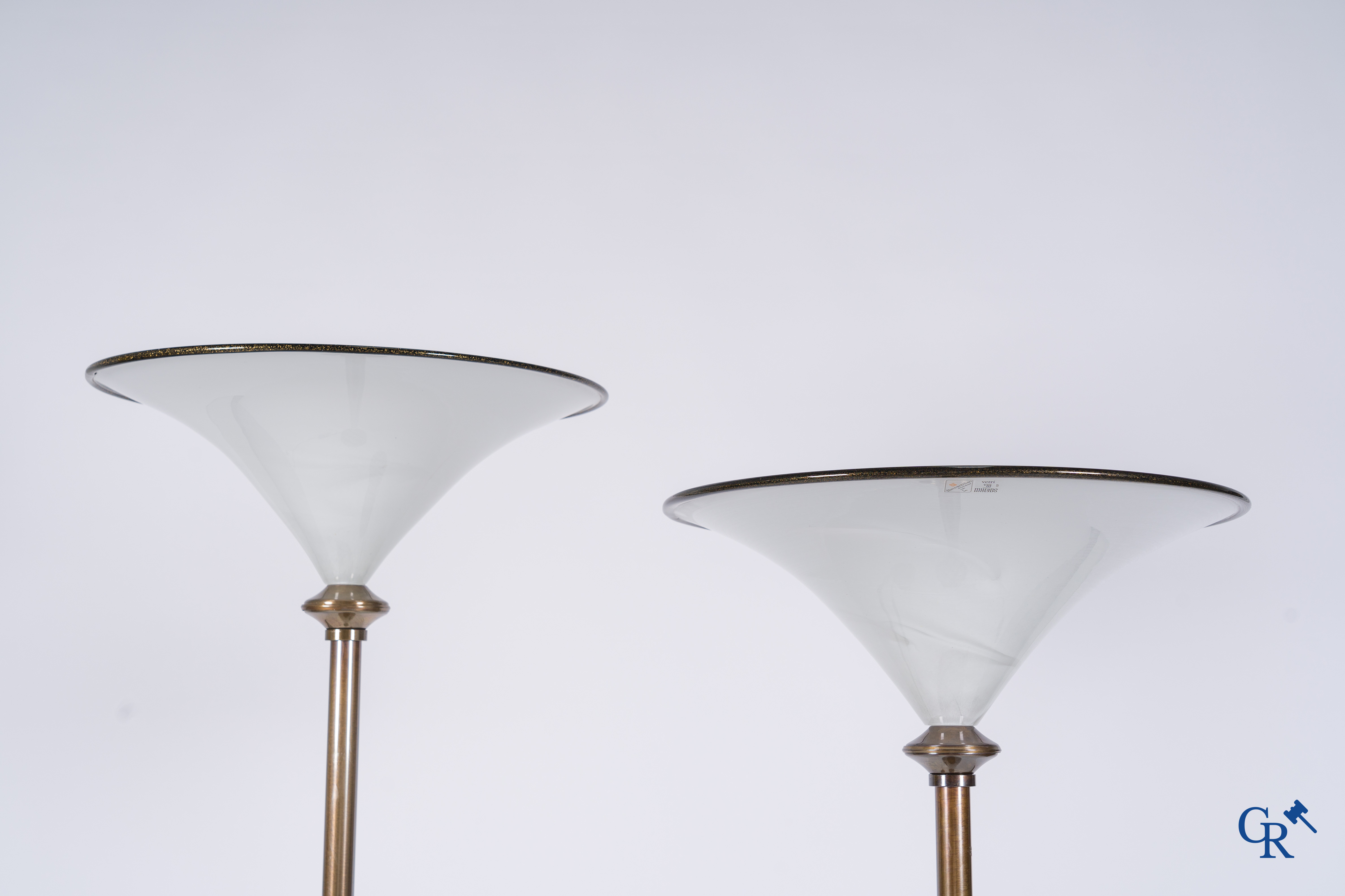 Barovier & Toso, Murano Venezia, 2 grands lampadaires en verre de Murano sur une base travaillée bronze. Travail italien vers 1980.