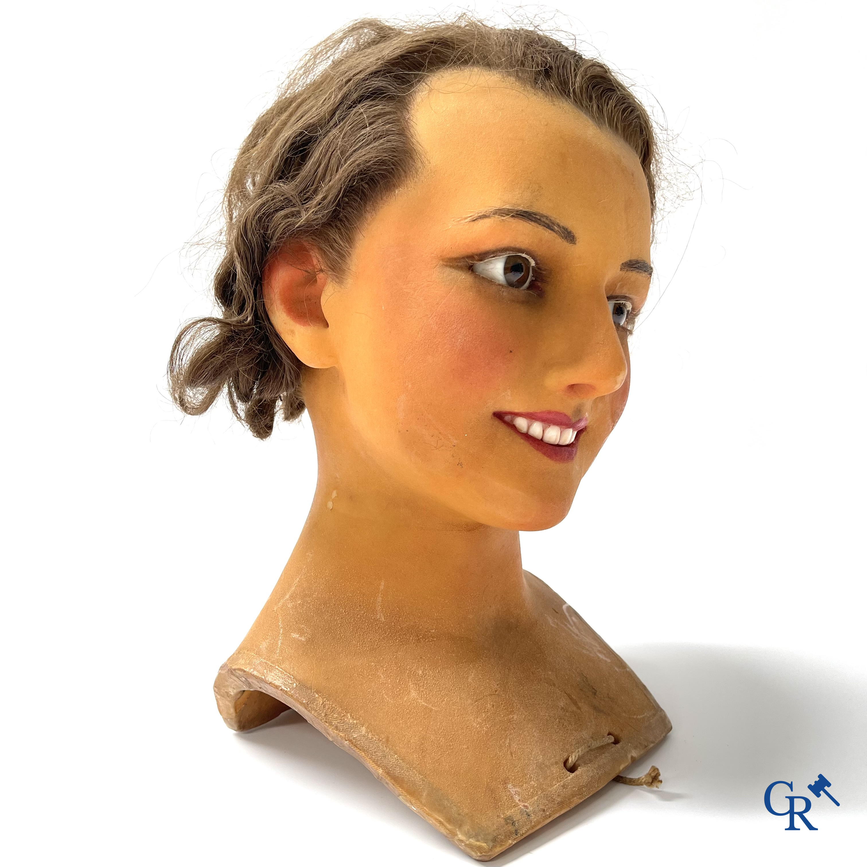 Een paar bustes voor mannequins in was met glazen ogen. Hoogstwaarschijnlijk Siegel of Pierre Imans. Circa 1920.