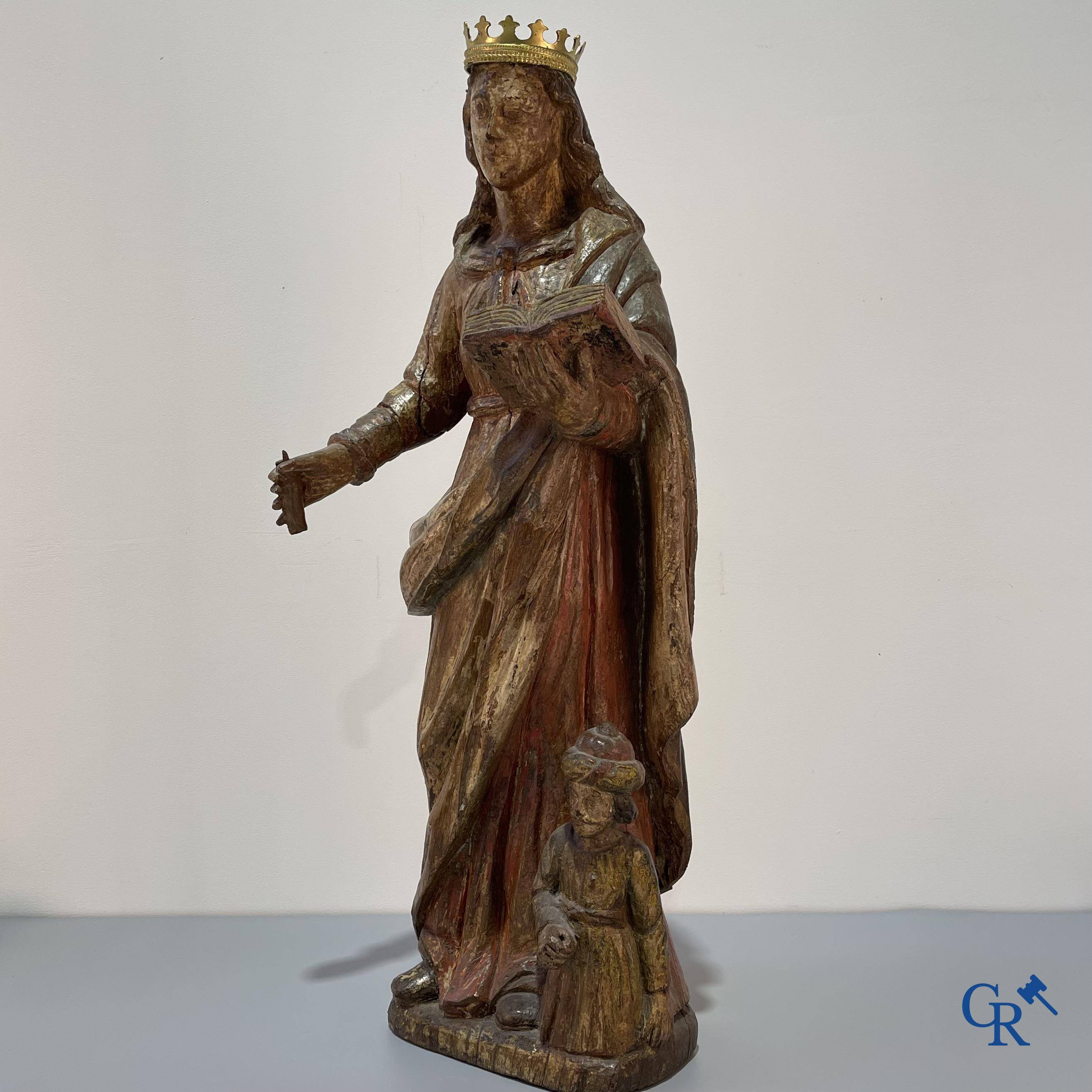 Religieuze objecten: Een houtgesculpteerde voorstelling van Sint Catharina en keizer Maxentius. 17e-18e eeuw.