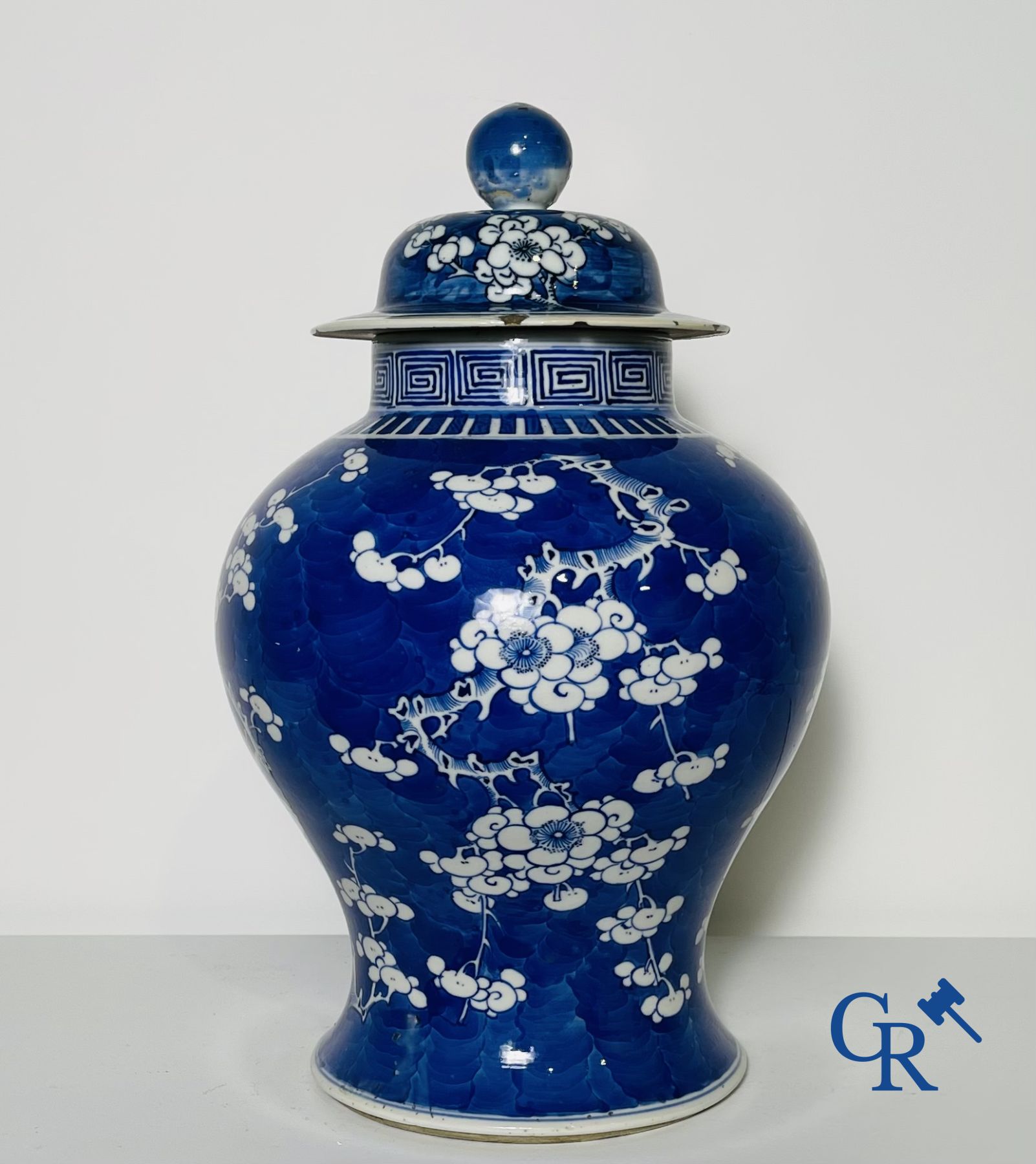 Chinese porcelain: a blue and white lid vase and a few ginger jars.