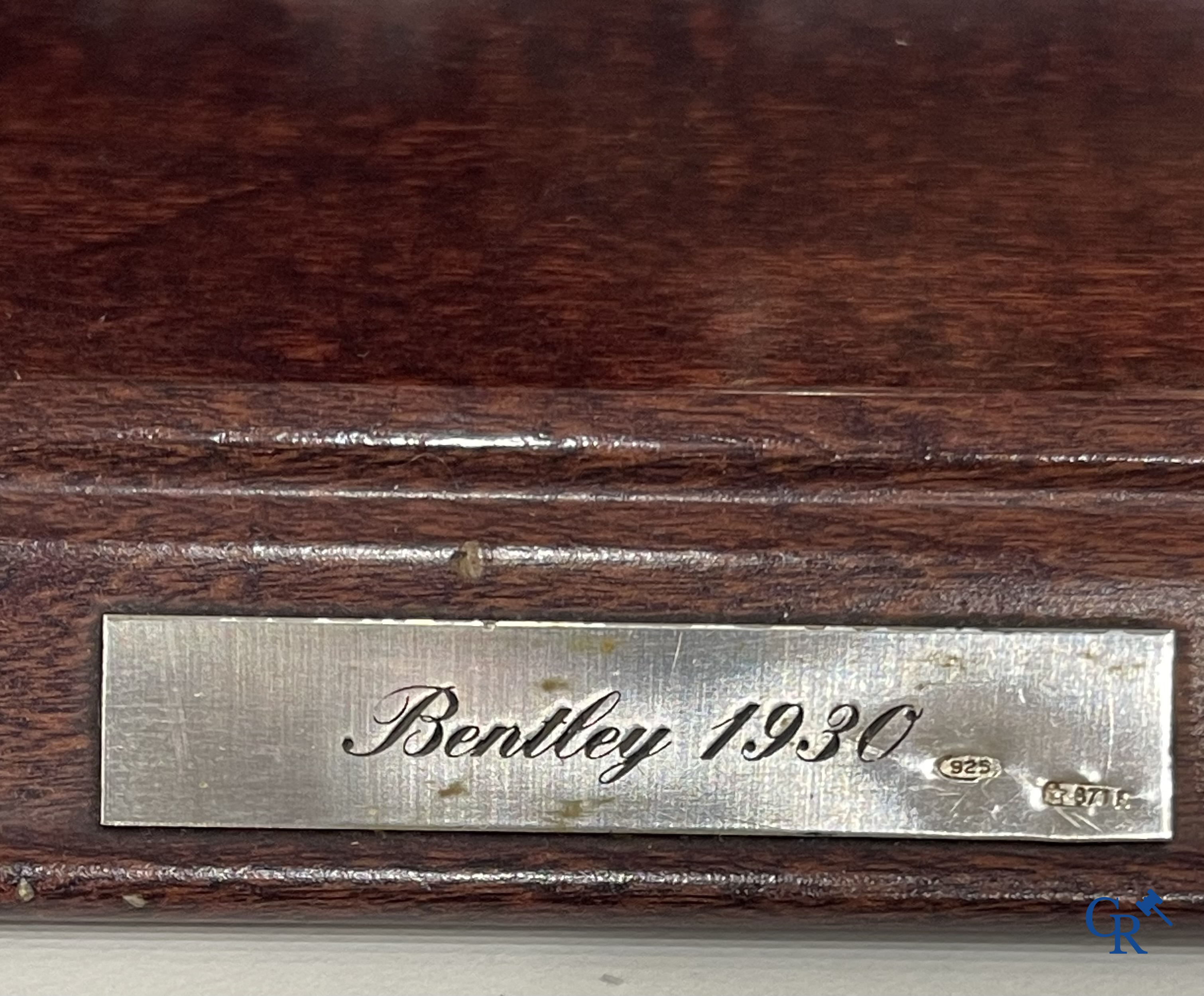 Bentley, een uitzonderlijk fijn gedetailleerd sterling zilveren 925°/00 schaalmodel van een 30 er jaren Bentley.