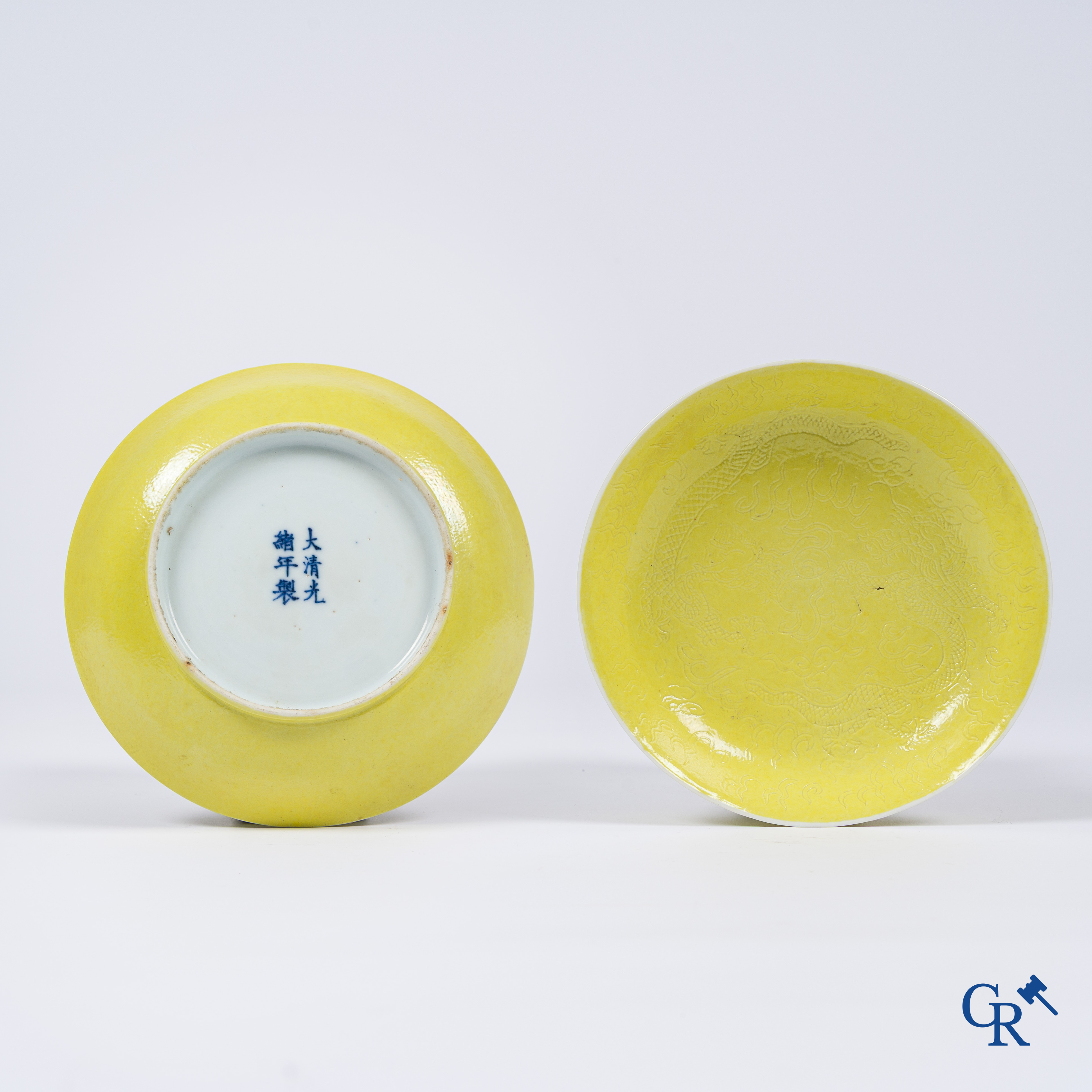 Aziatica, Chinees porselein. Paar bordjes met ingesneden drakenmotief bedekt met een monochrome glazuurlaag. Guanxu.