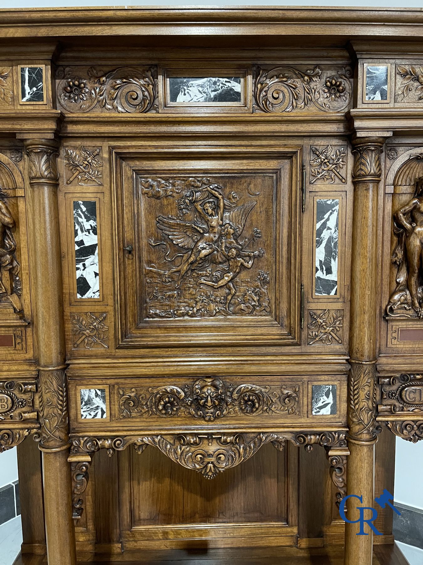 Mobilier : Une crédence finement sculptée en noyer, style néo-renaissance avec incrustation de marbre.