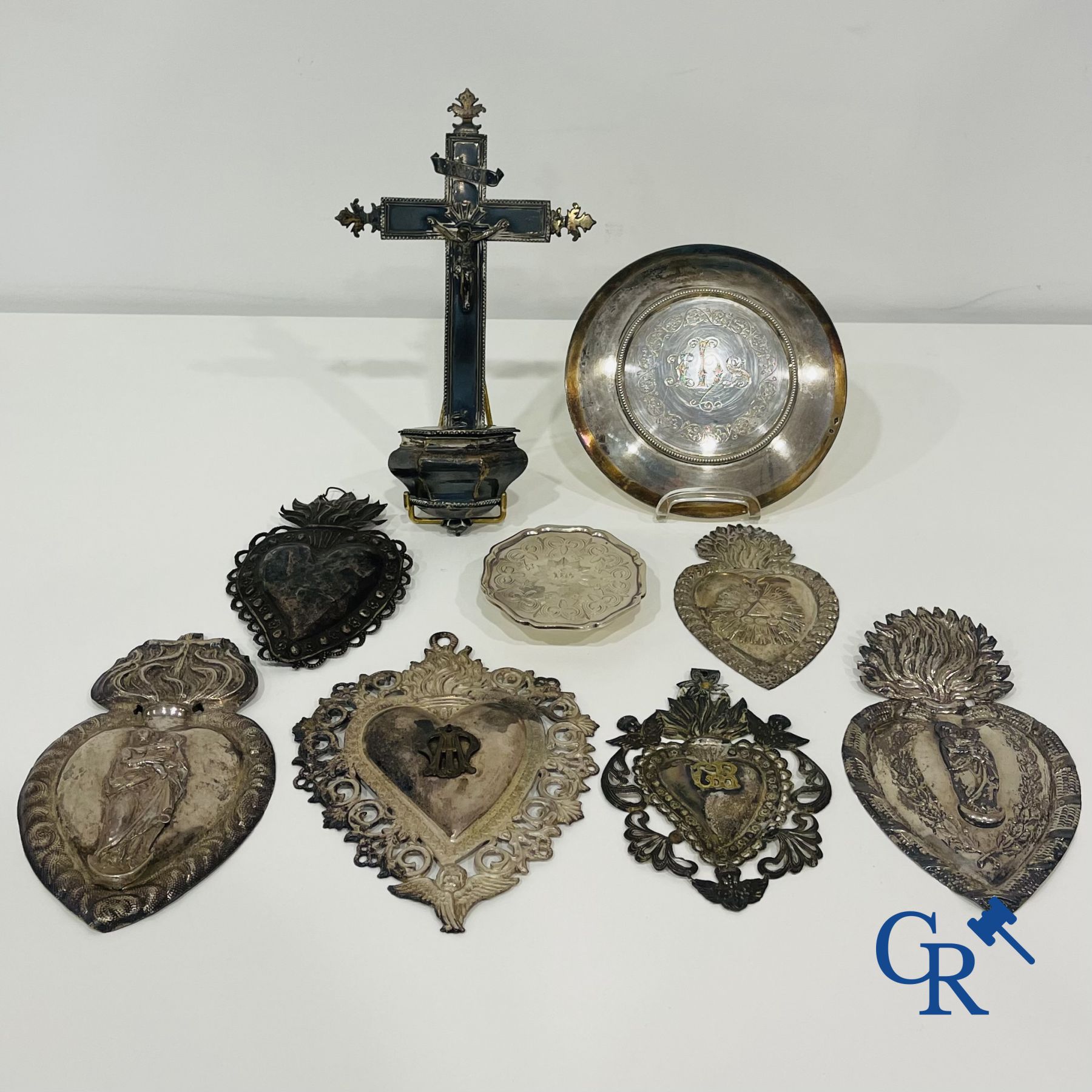 A lot of 9 pieces of various religious objects in silver. 18th-19th century