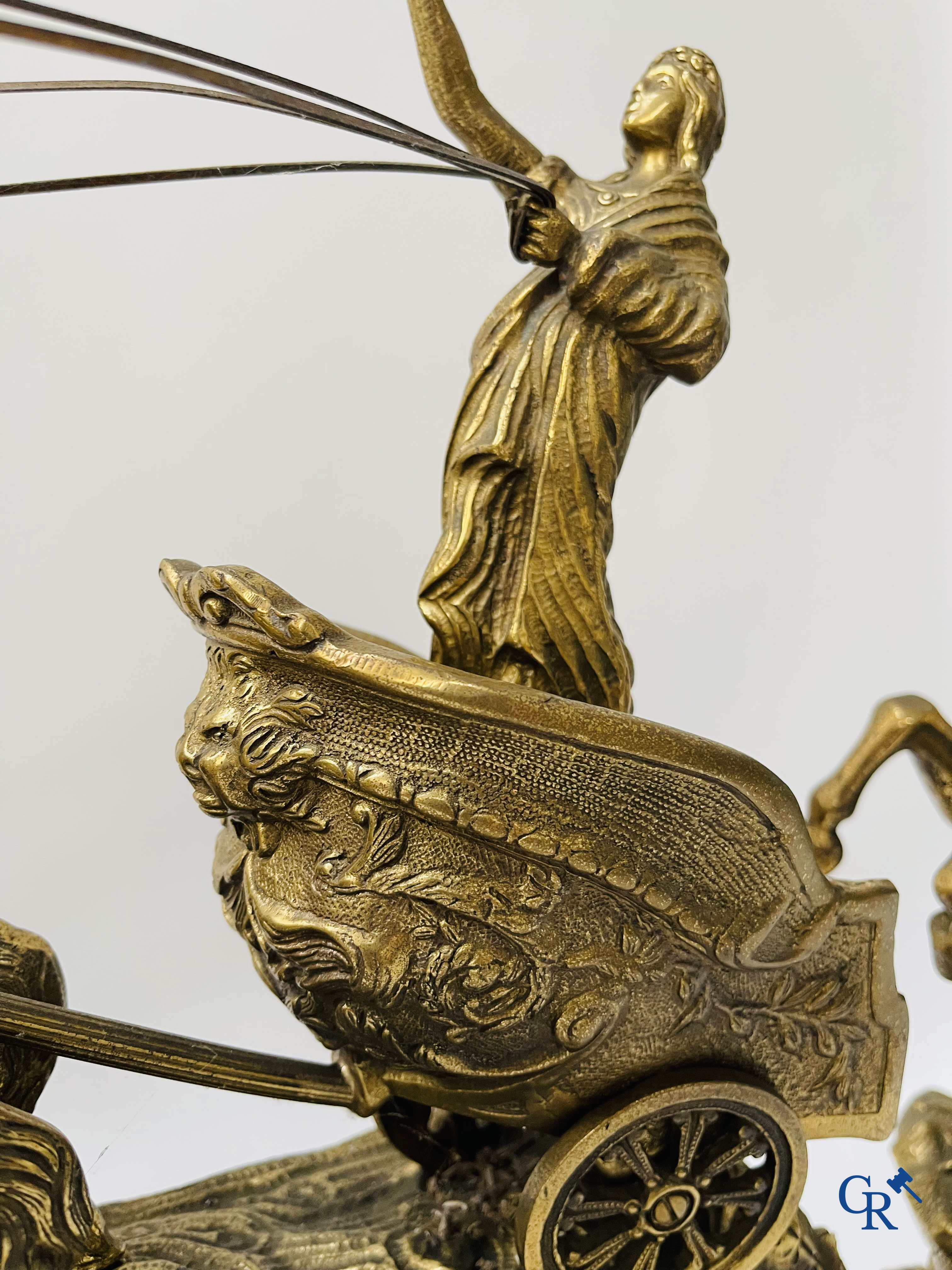 Grande garniture de cheminée en bronze. "Chariot". 20ème siècle.