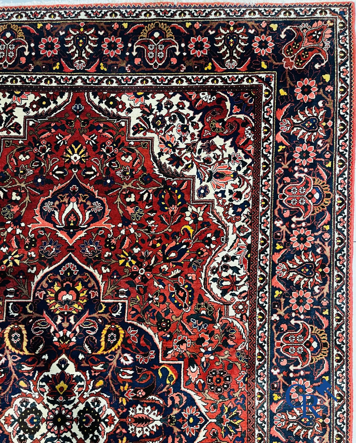 Tapis: Iran. Grand tapis persan noué à la main avec un décor floral.