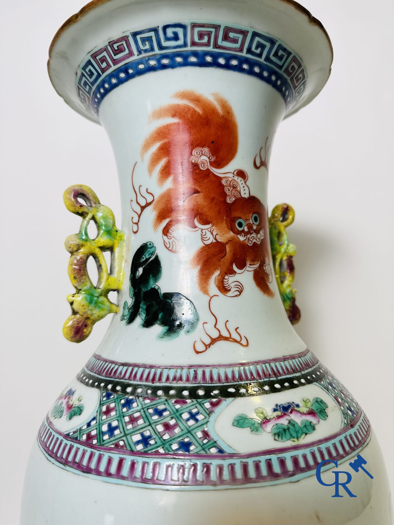 Porcelaine Chinois: Vase Chinois famille rose à double décor de lions bouddhistes, phénix, oiseaux et pivoines.