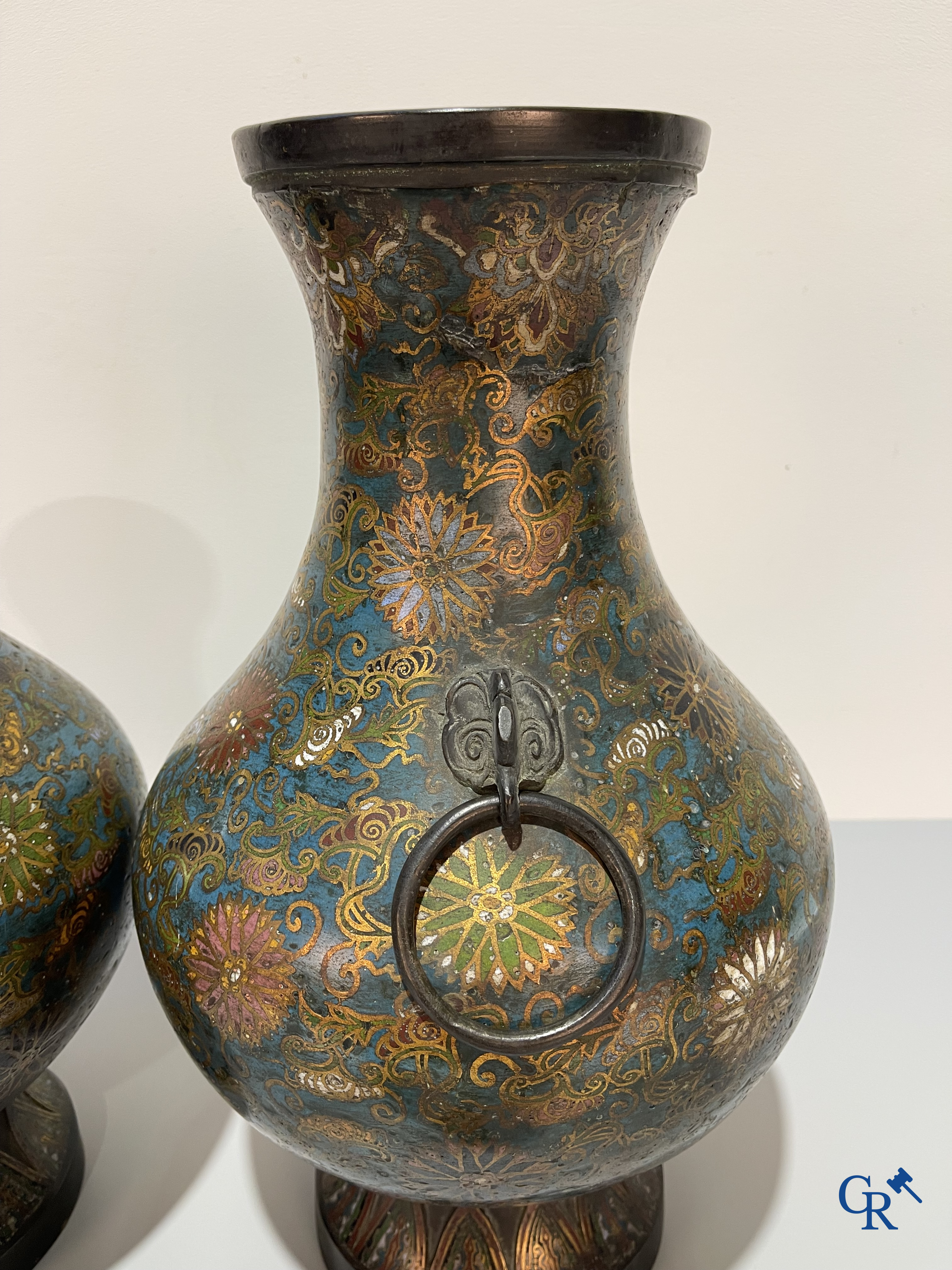 Art Asiatique, une paire de vases chinois en cloisonné. Marqué.