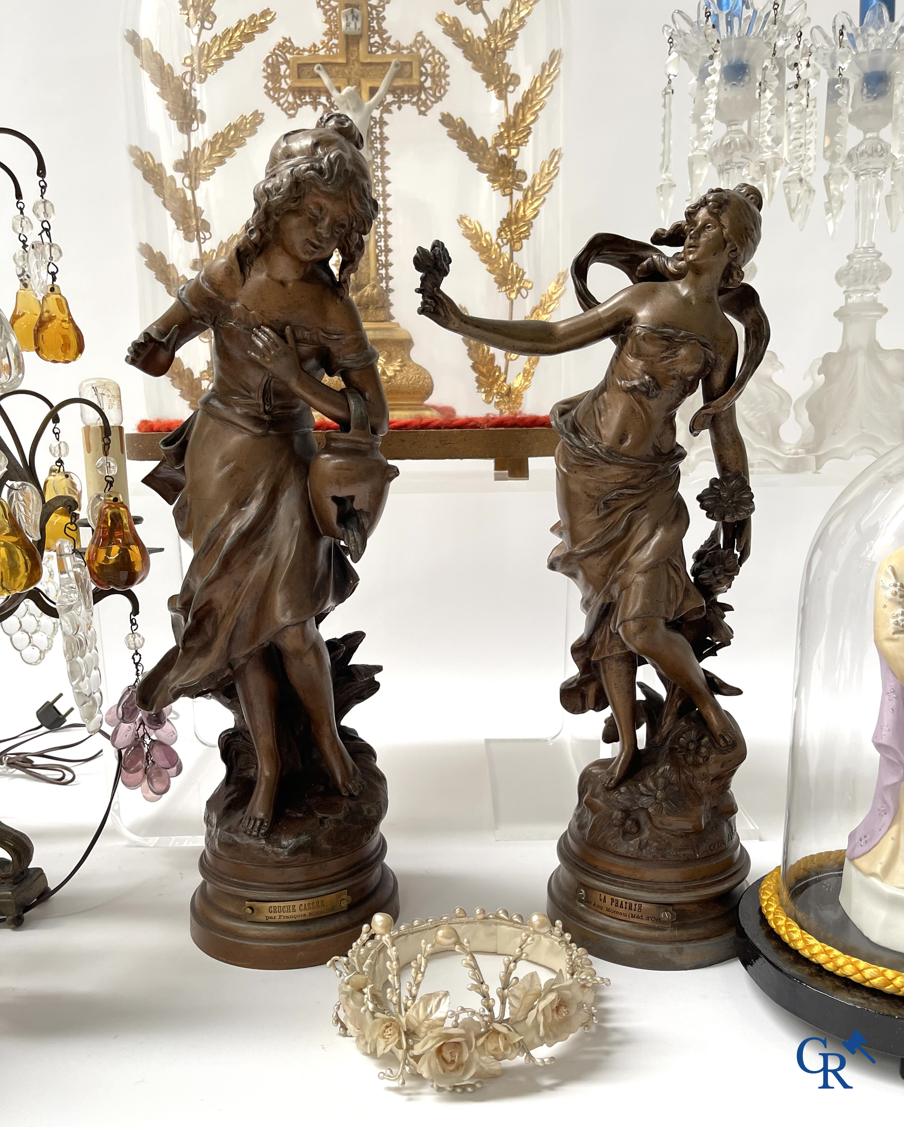 Un grand lot de brocante, y compris Royal Dux, statues en biscuit, porcelaine, globes, statues en régule, lampe de table, lustre, etc.