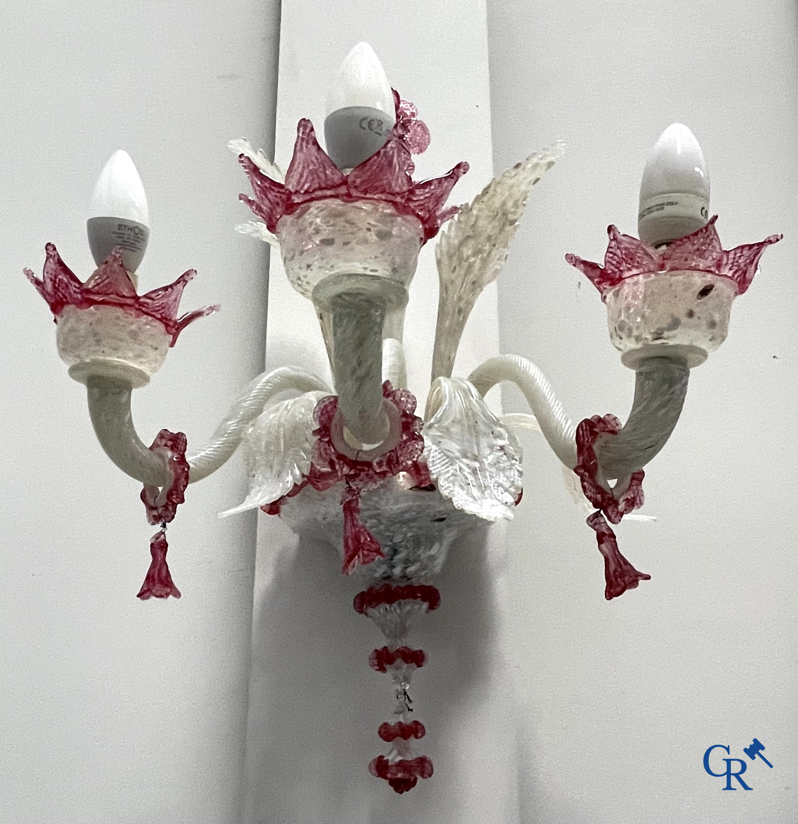 Un lot d'une lampe de table vénitienne, une paire de grandes appliques en verre vénitien et un plafonnier en Murano.