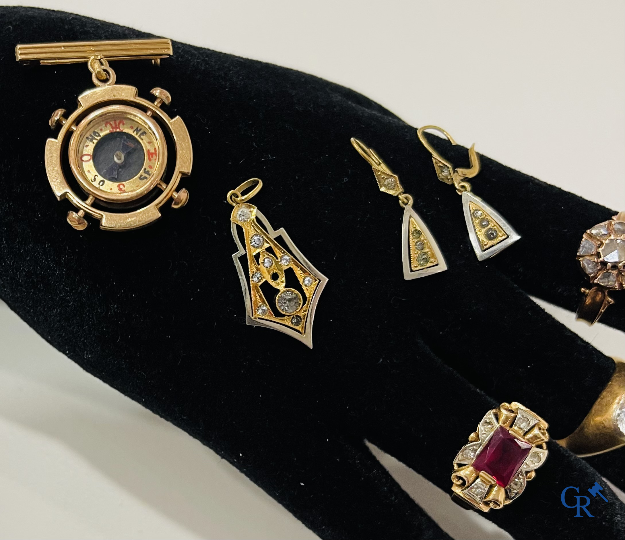 Jewellery, a lot with gold 750°/00 jewellery, 1 ring set with 9 diamonds old cut and others with diamond imitants.