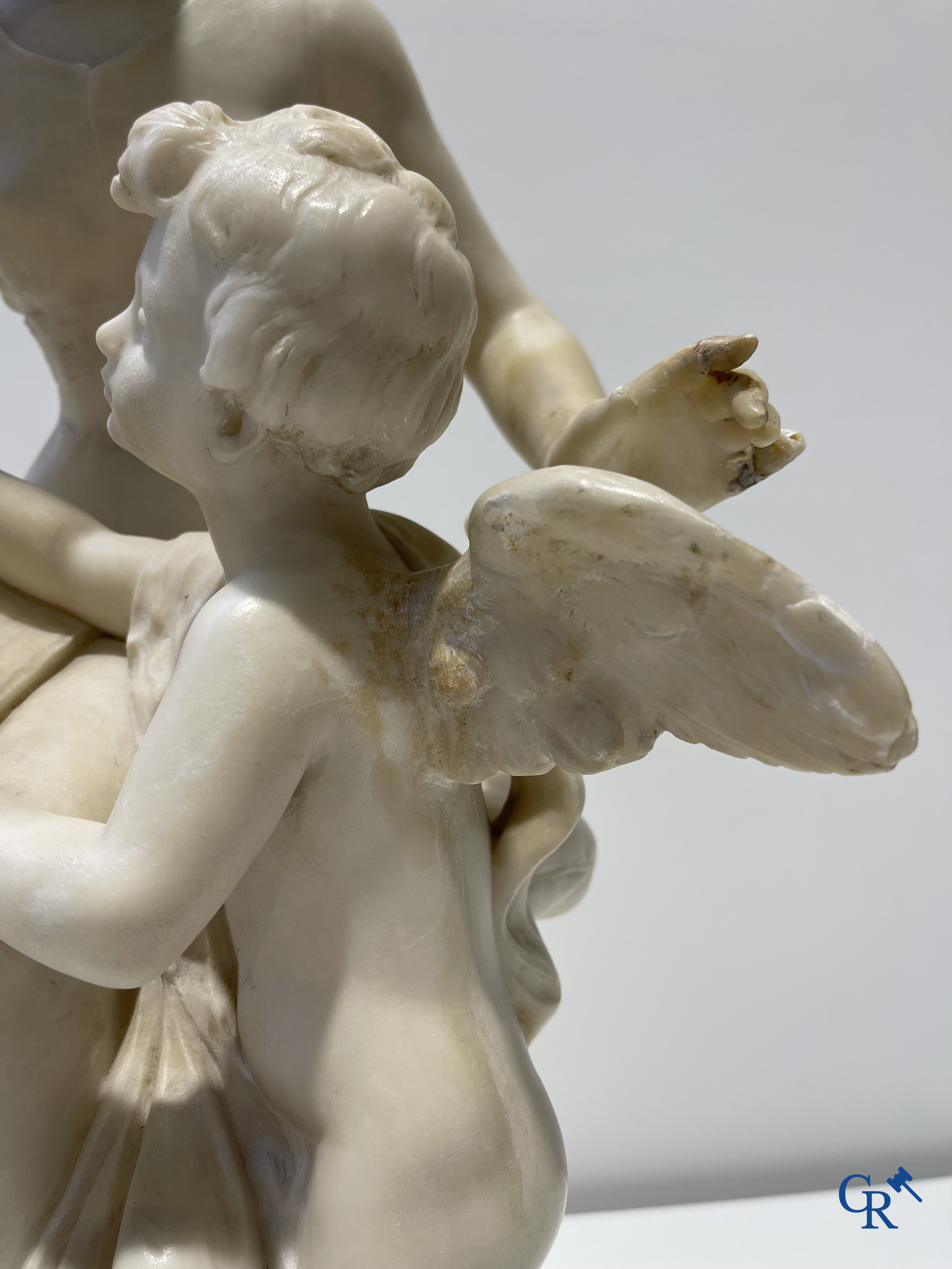 Mathurin Moreau. Vénus et Cupidon. Statue en marbre. Signée.