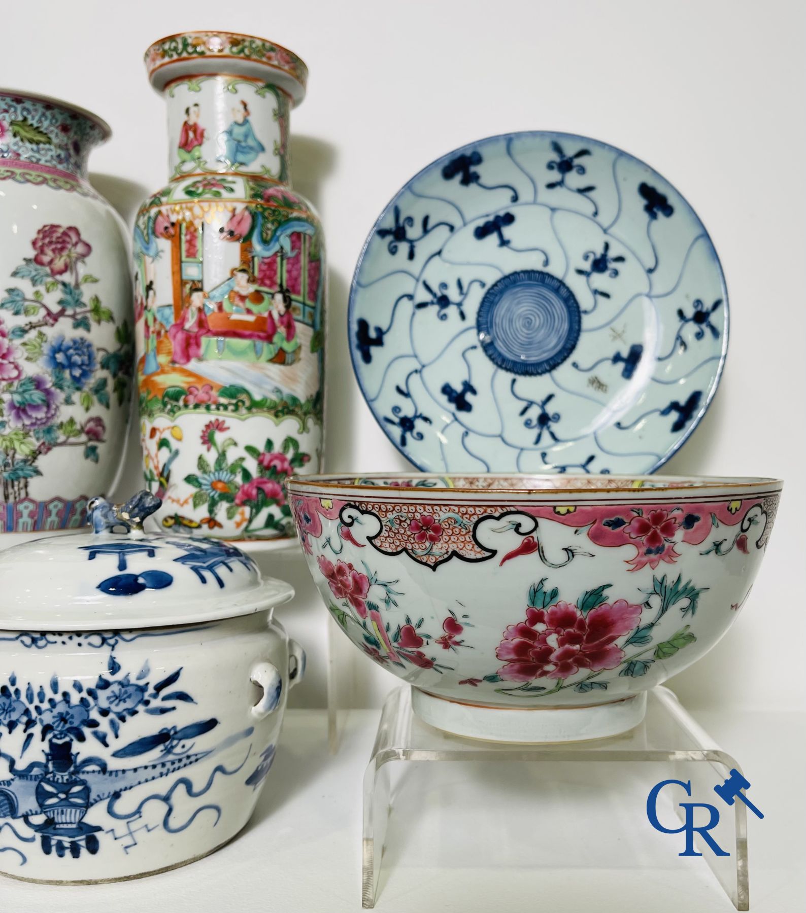 Asian Art: Beautiful lot of Chinese porcelain.