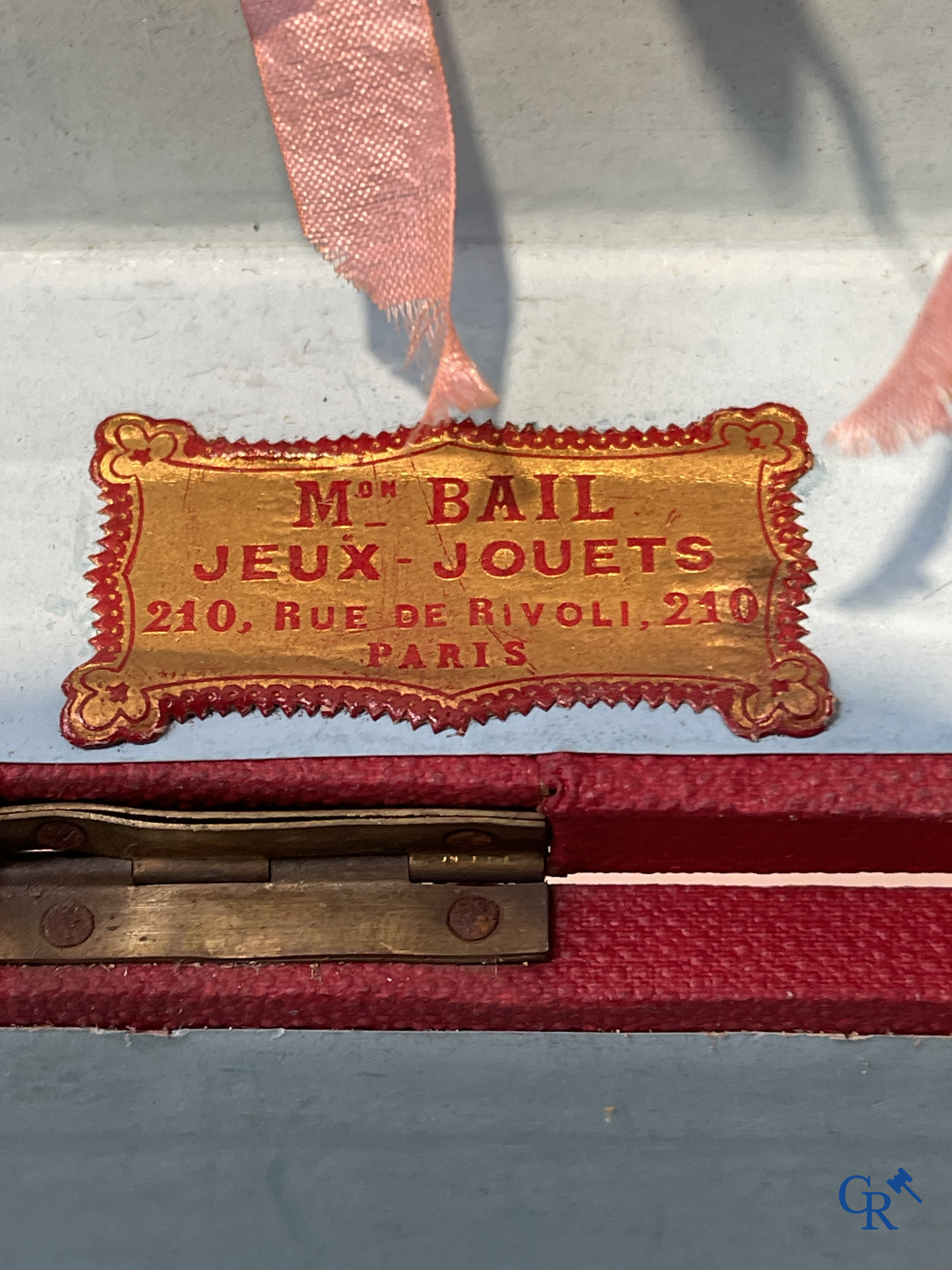 Oud speelgoed, Uitzonderlijk porseleinen poppenservies in originele koffer. Maison Bail, 210, Rue de Rivoli Paris.