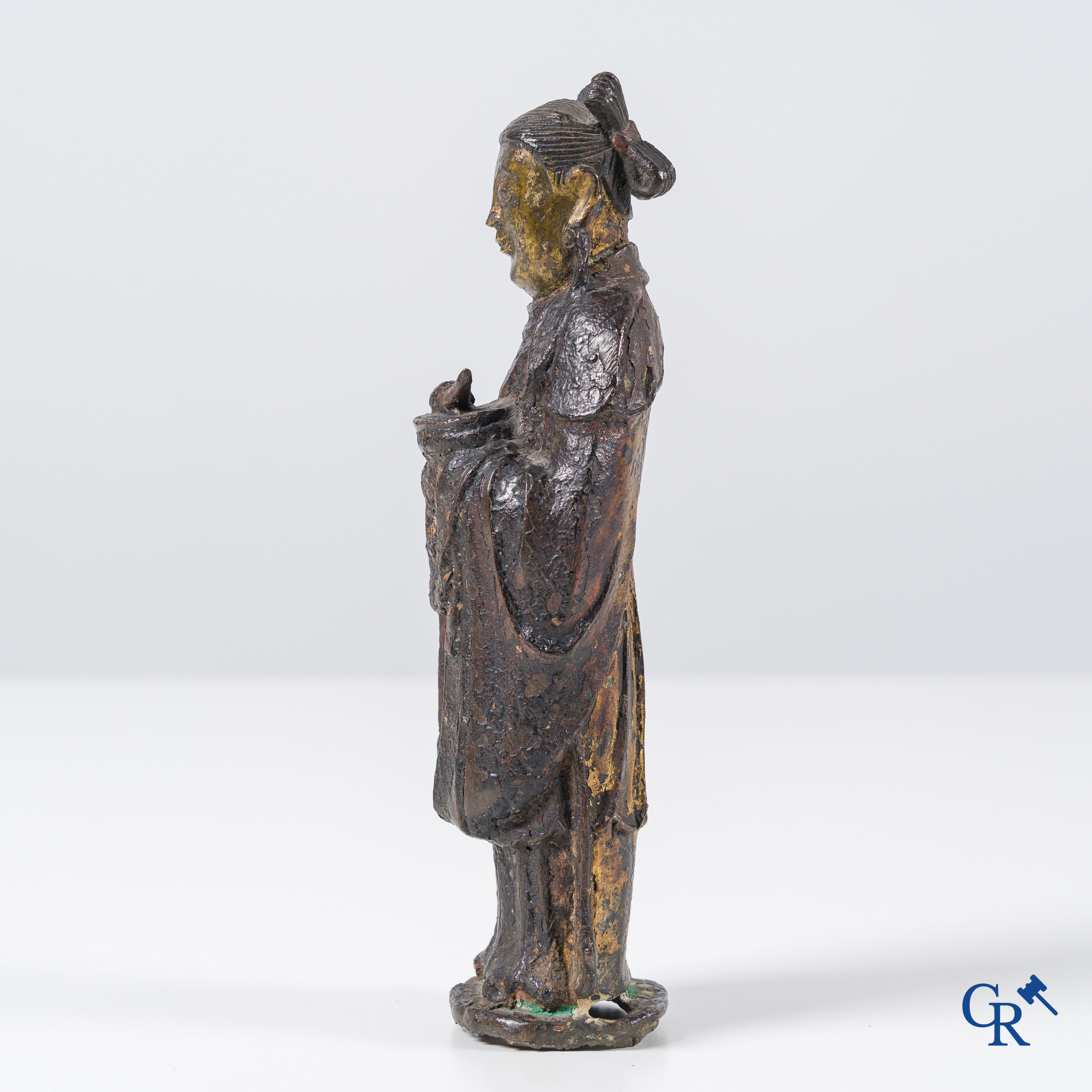 Art Asiatique, une figure chinoise en bronze laqué et doré d'une sauge, Ming.