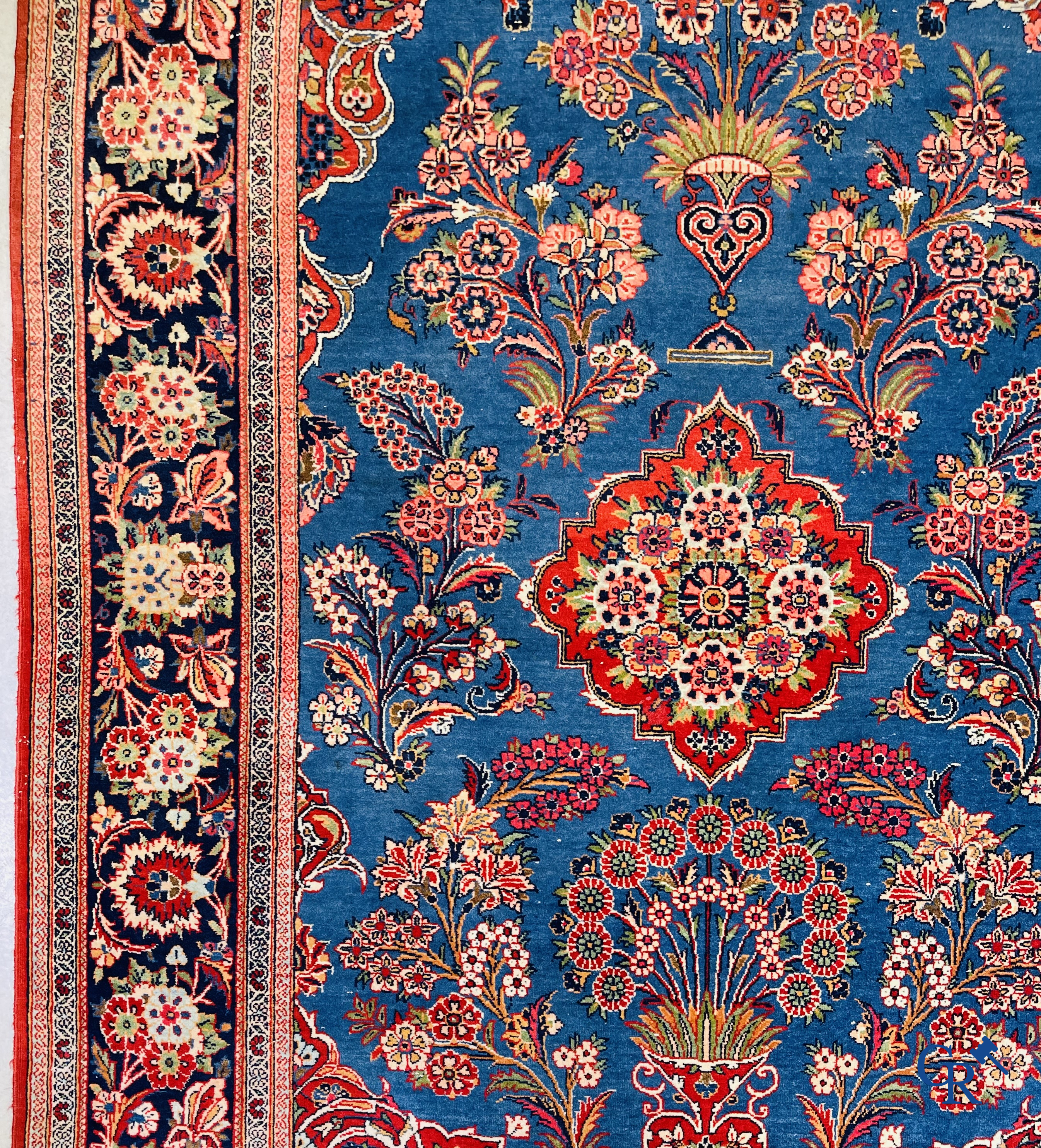 Tapis d'orient: Iran, tapis persan antique finement noué à la main avec des fleurs et des vases à fleurs.