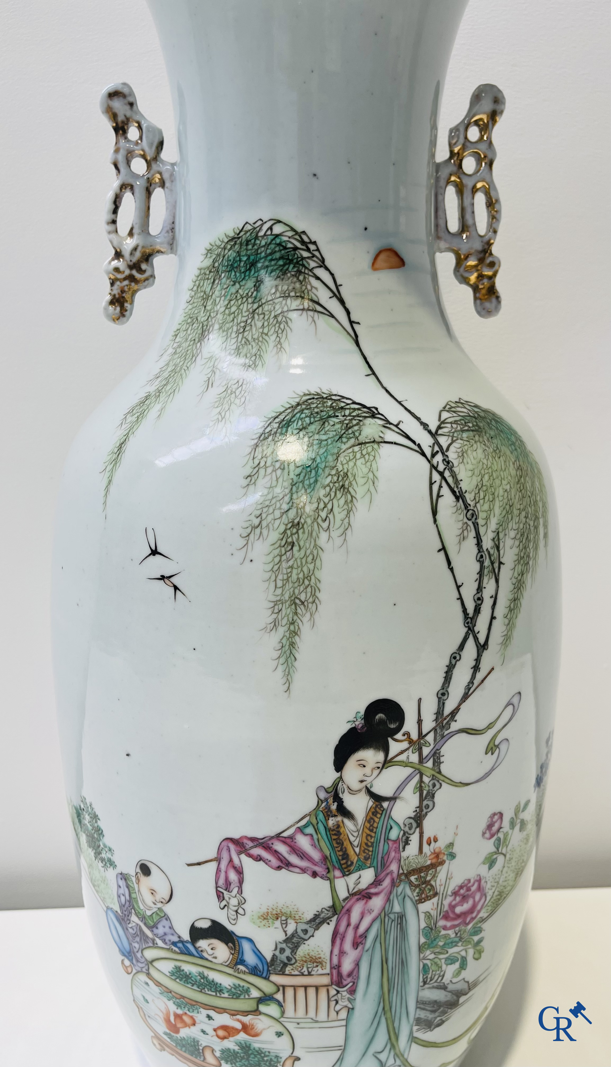 Art Asiatique: Porcelaine chinoise, vase Chinois représentant une dame et des enfants jouant autour d'un aquarium.