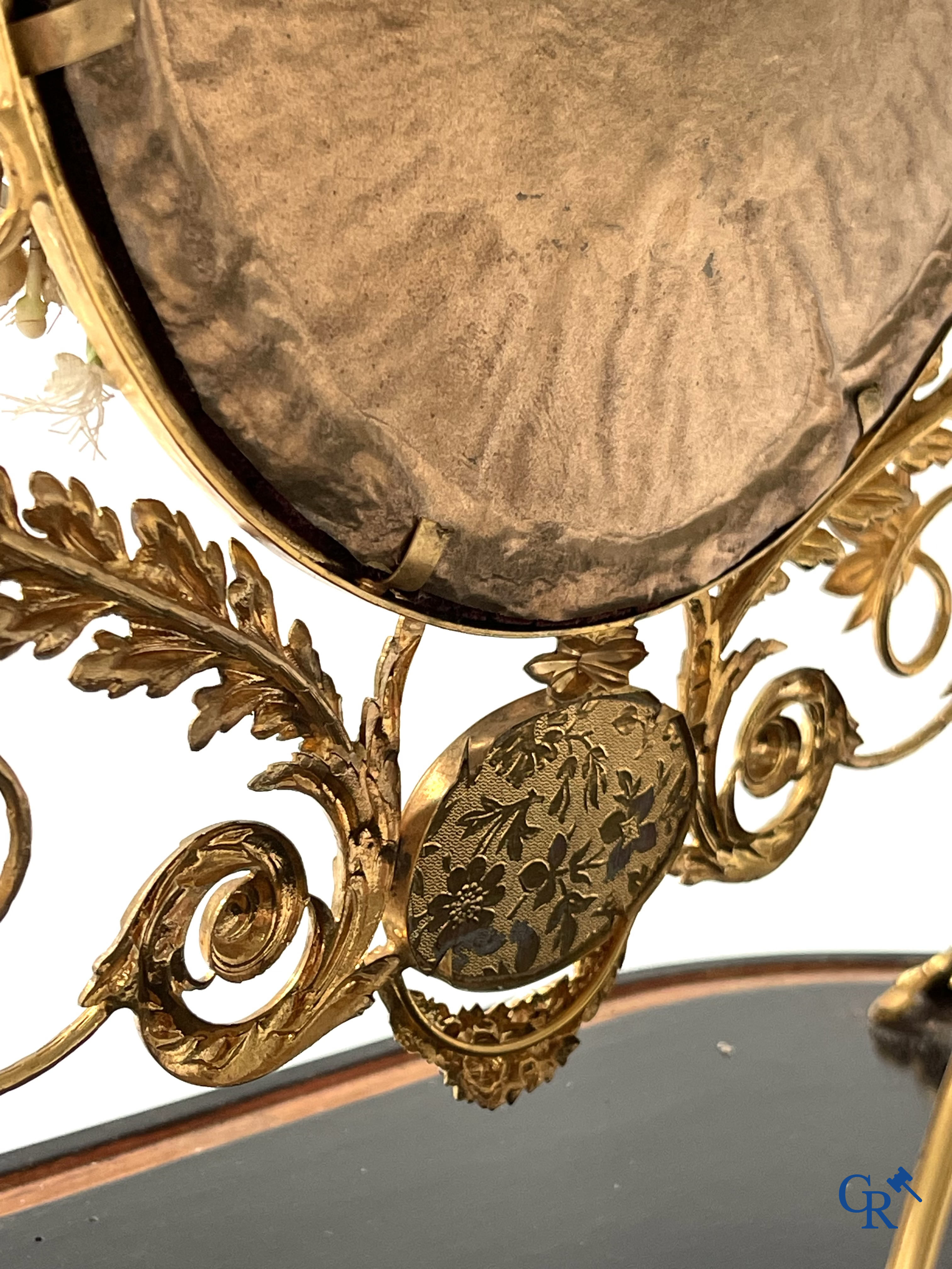 Un exceptionnel globe en verre avec un bouquet de mariée. Miroirs en laiton doré et argenté. Vers 1900.