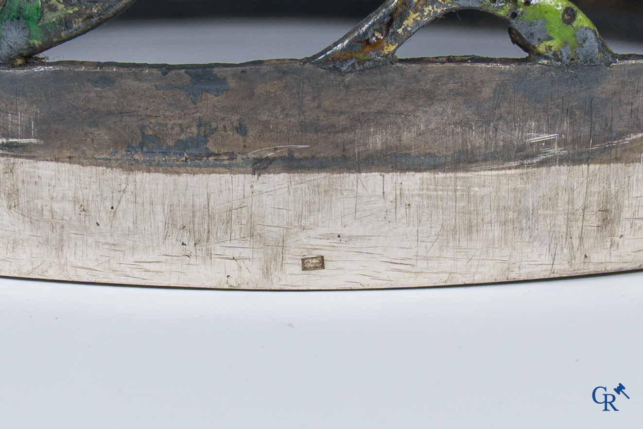 Aziatica, een Chinese zilver geëmailleerde wierookbrander met kaarsenhouders. Gemerkt. 18e-19e eeuw.