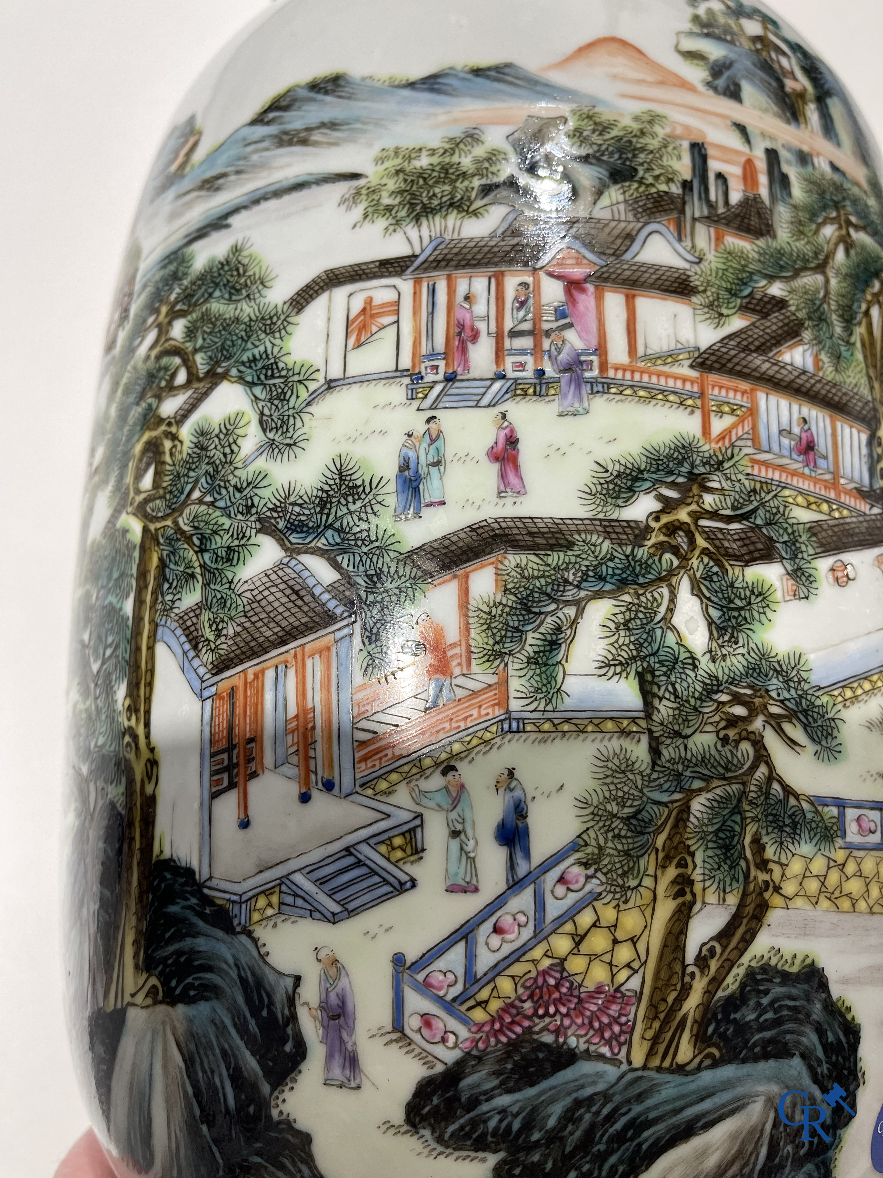 Art Asiatique, porcelaine chinoise. Une paire de vases chinois avec un décor de chevaux et de personnages.