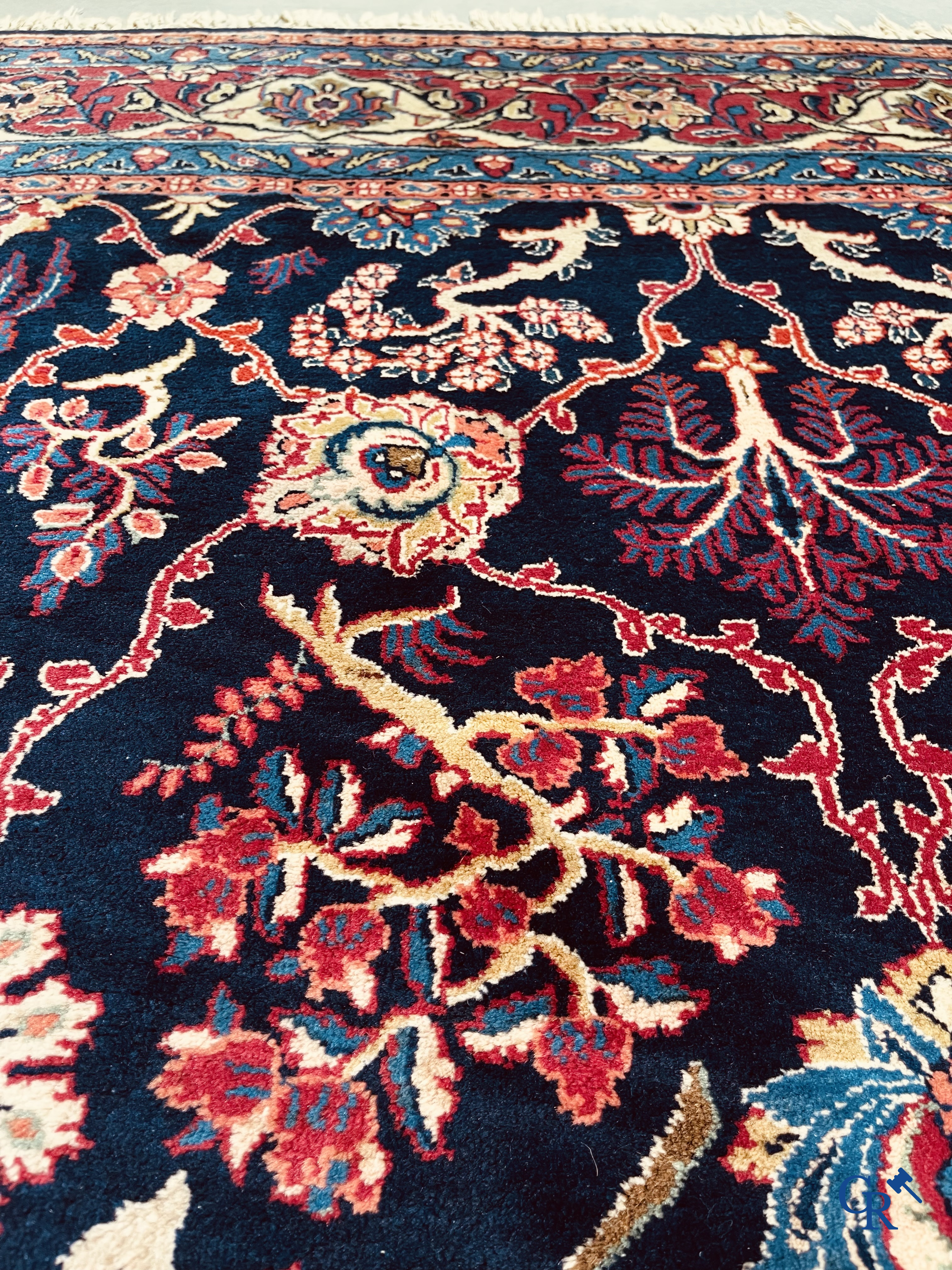 Tapis d'Orient. Iran. Grand tapis persan noué à la main avec un décor floral.