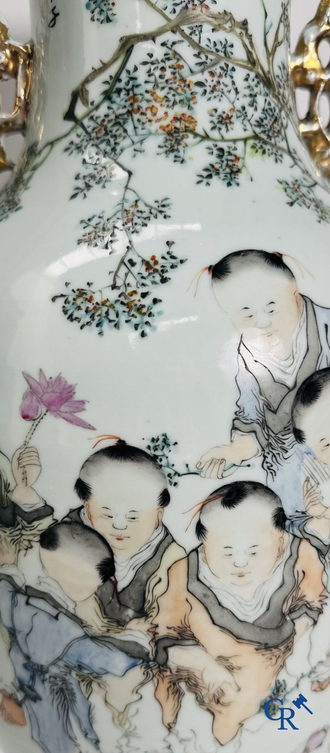 Porcelaine Chinoise: Vase Chinois à décor de 7 enfants jouant dans un jardin.