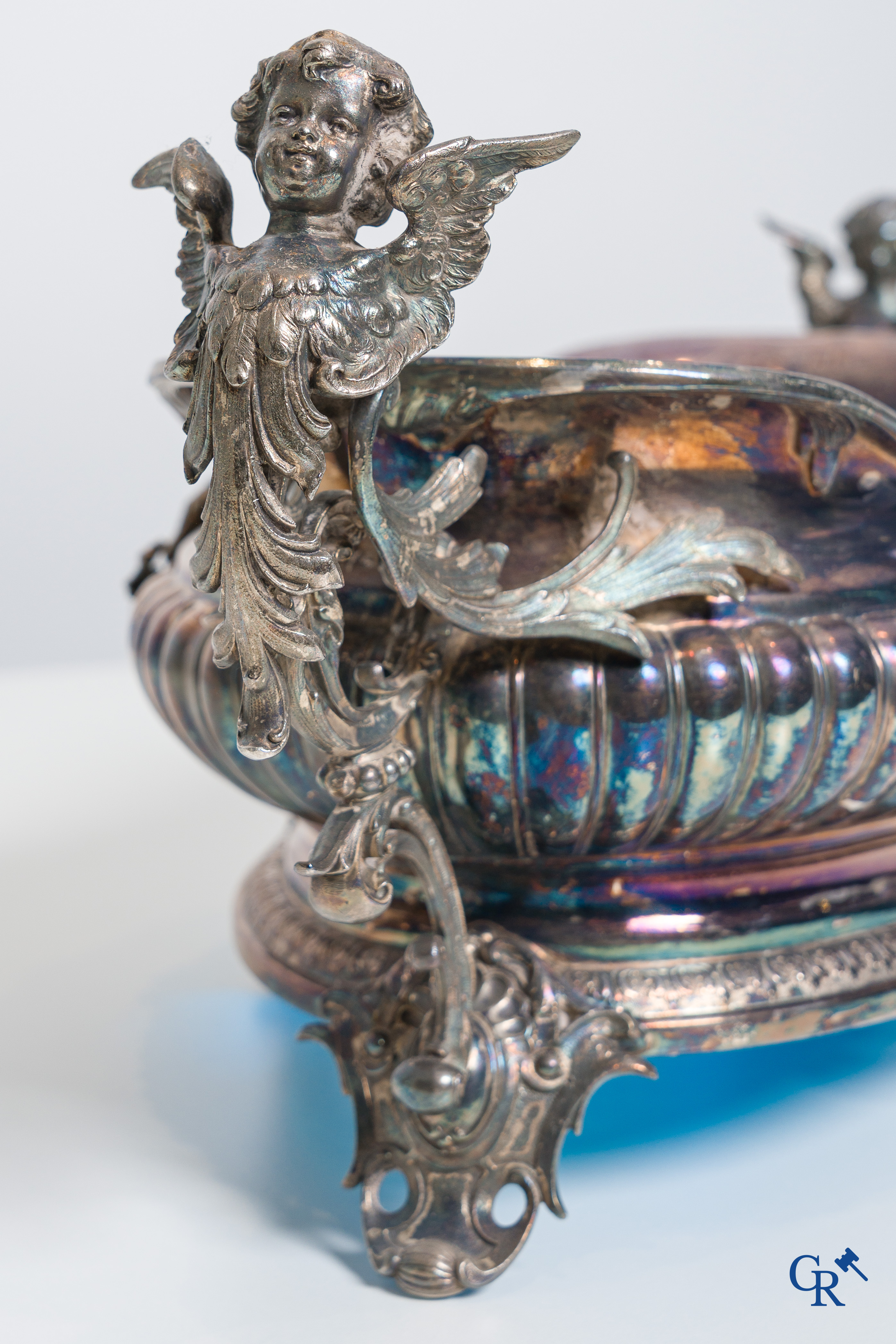 WMF, Milieu de table in silver-plated metal, richly decorated with ram heads and winged angels. LVXI style.