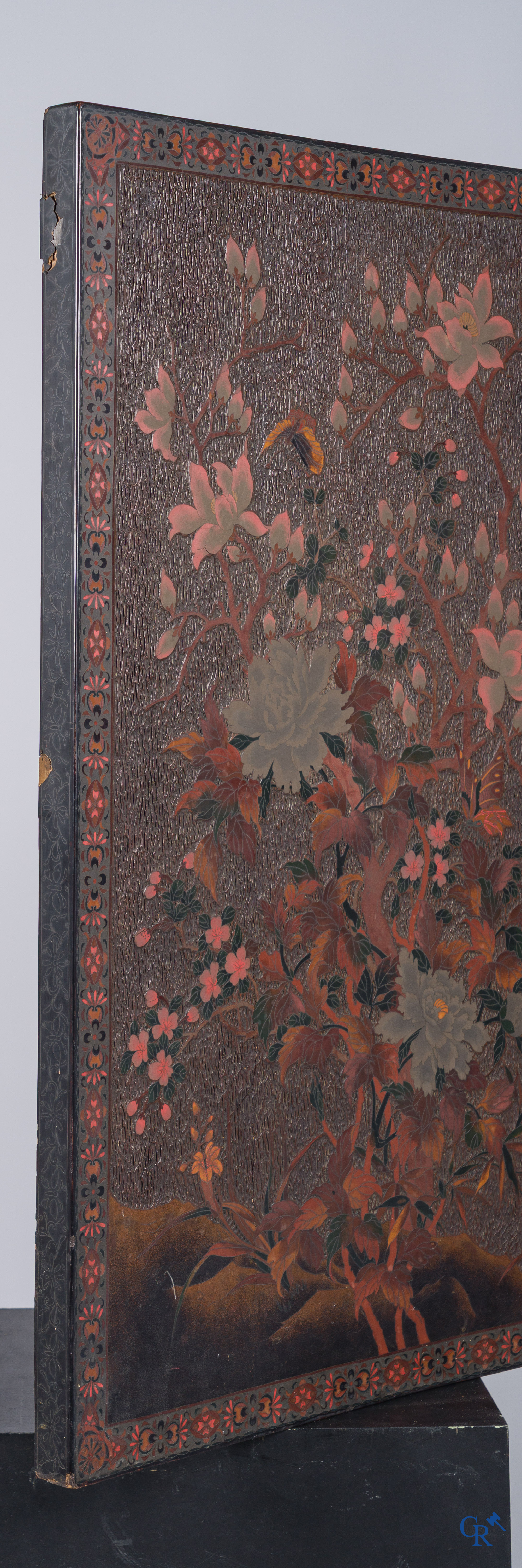 Aziatica, een groot houten paneel met lakwerk en inlegwerk. Bloemen en vlinder decor. 19e eeuw.