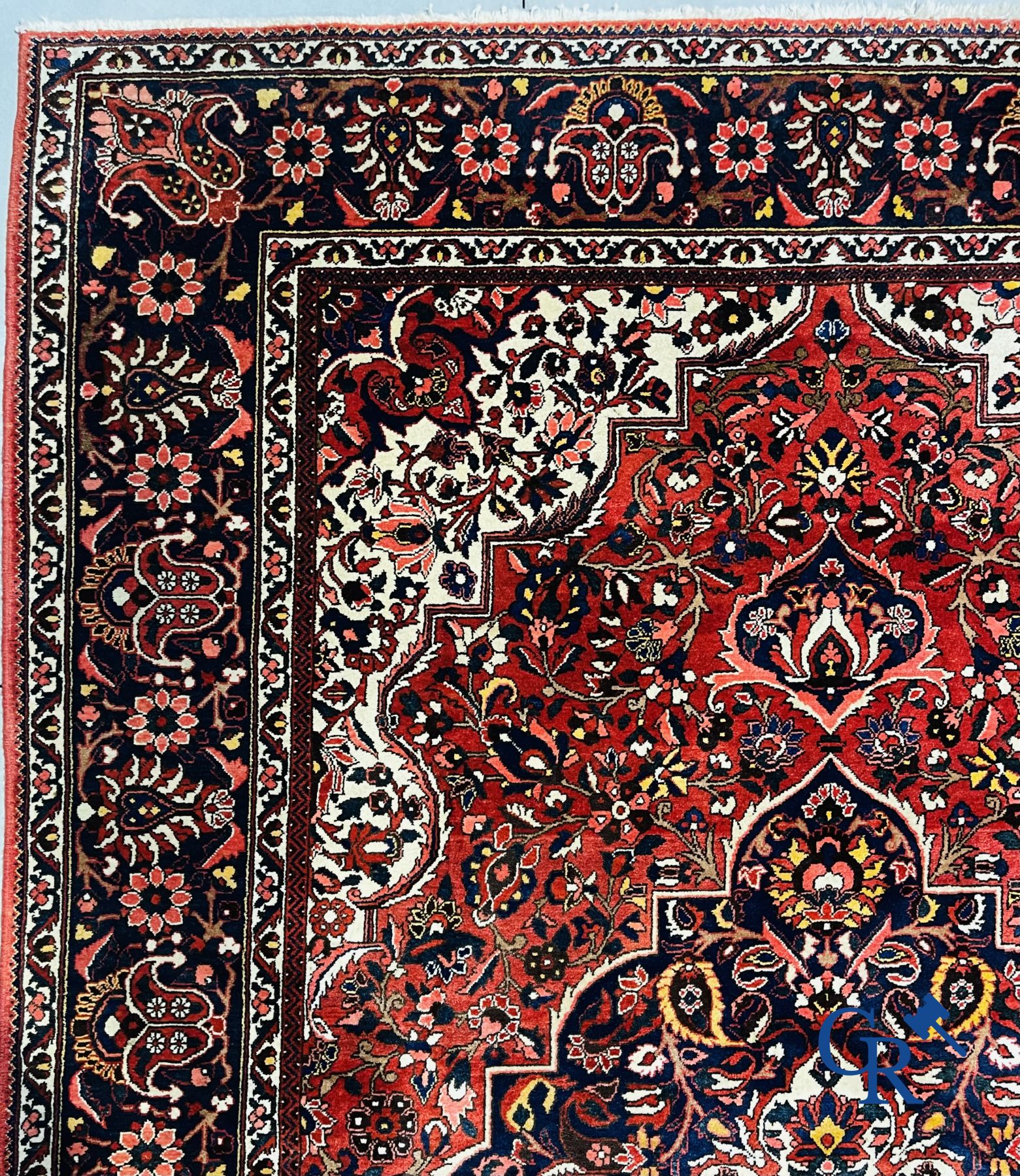 Tapis: Iran. Grand tapis persan noué à la main avec un décor floral.