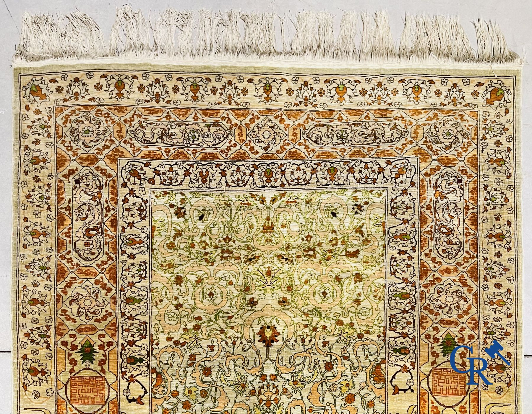 Oriental carpets: An exceptionally signed carpet in silk and gold thread with verses and a floral decor.