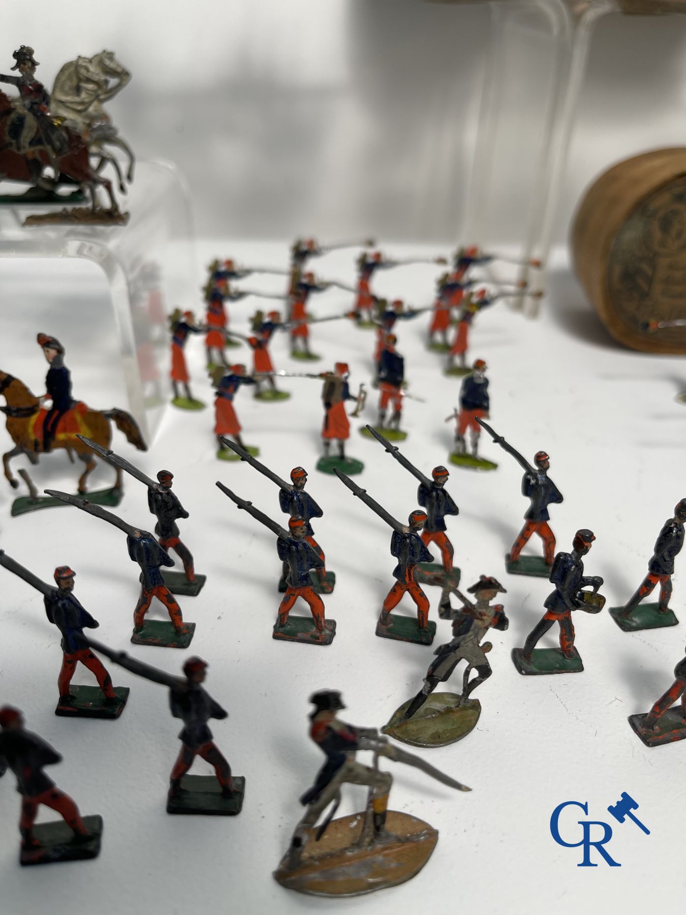 Antique toys: Large lot of tin soldiers and carriages. Heinrichsen in Nuremberg.