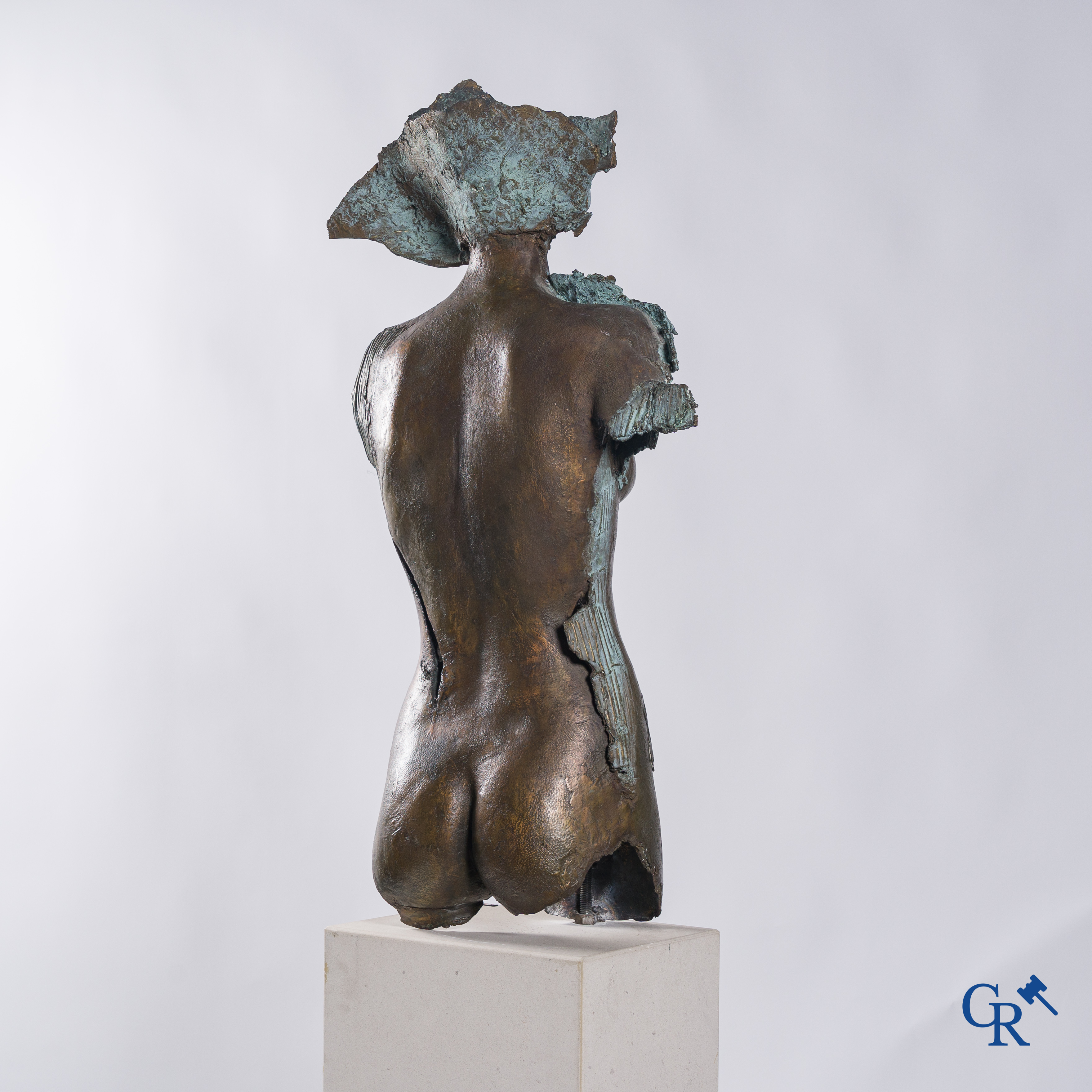 Inge Dewilde (1957) (*) Bronzen torso van een vrouw op een bijgaande sokkel in witsteen.