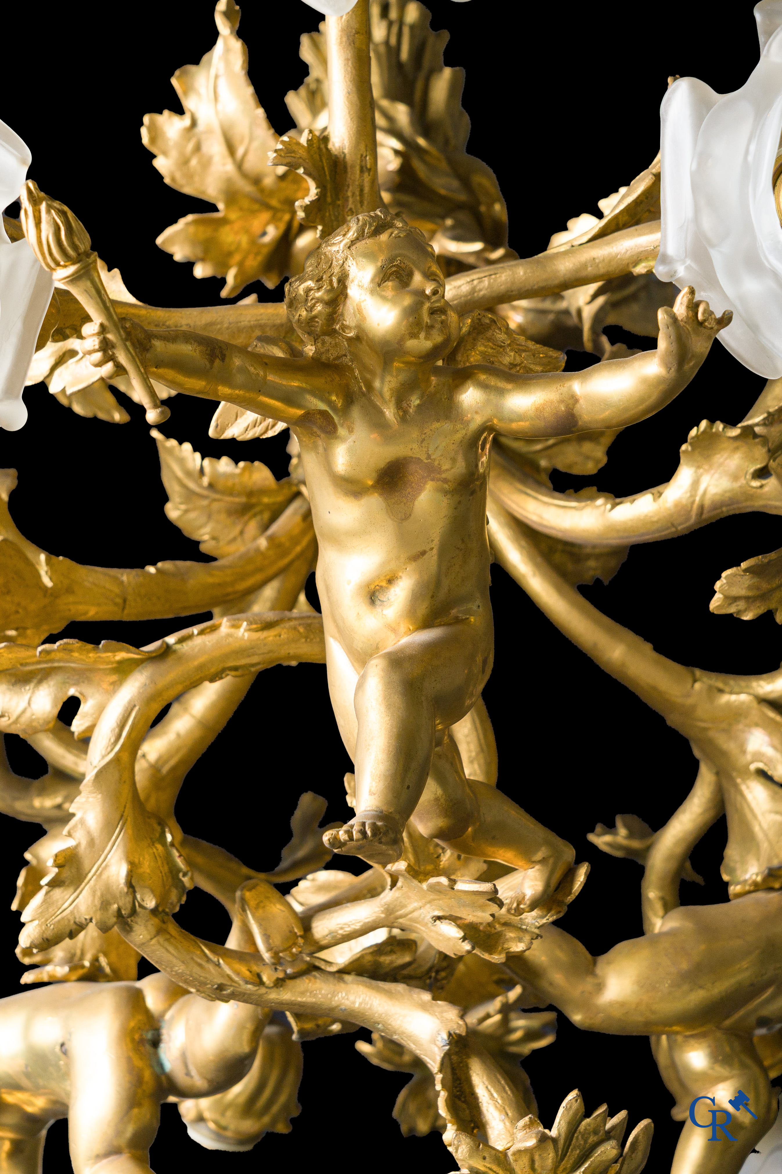 Een imposante bronzen vergulde Napoleon III luchter met 3 putti en 13 lichtpunten. LXVI-Stijl.