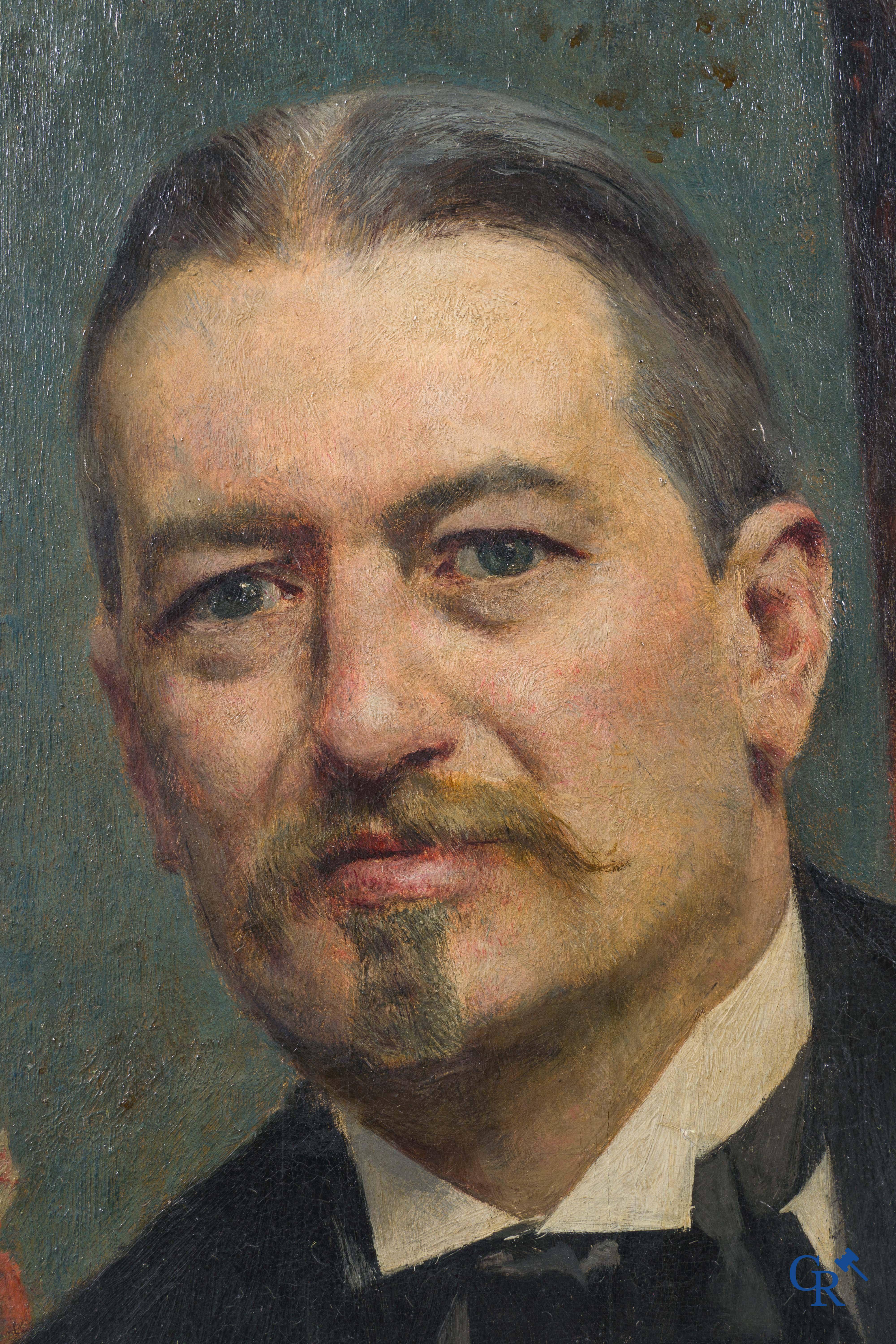 Evariste Carpentier (Kuurne 1845-Liège 1922) Grand portrait d'un amateur d'art dans un intérieur richement décoré.