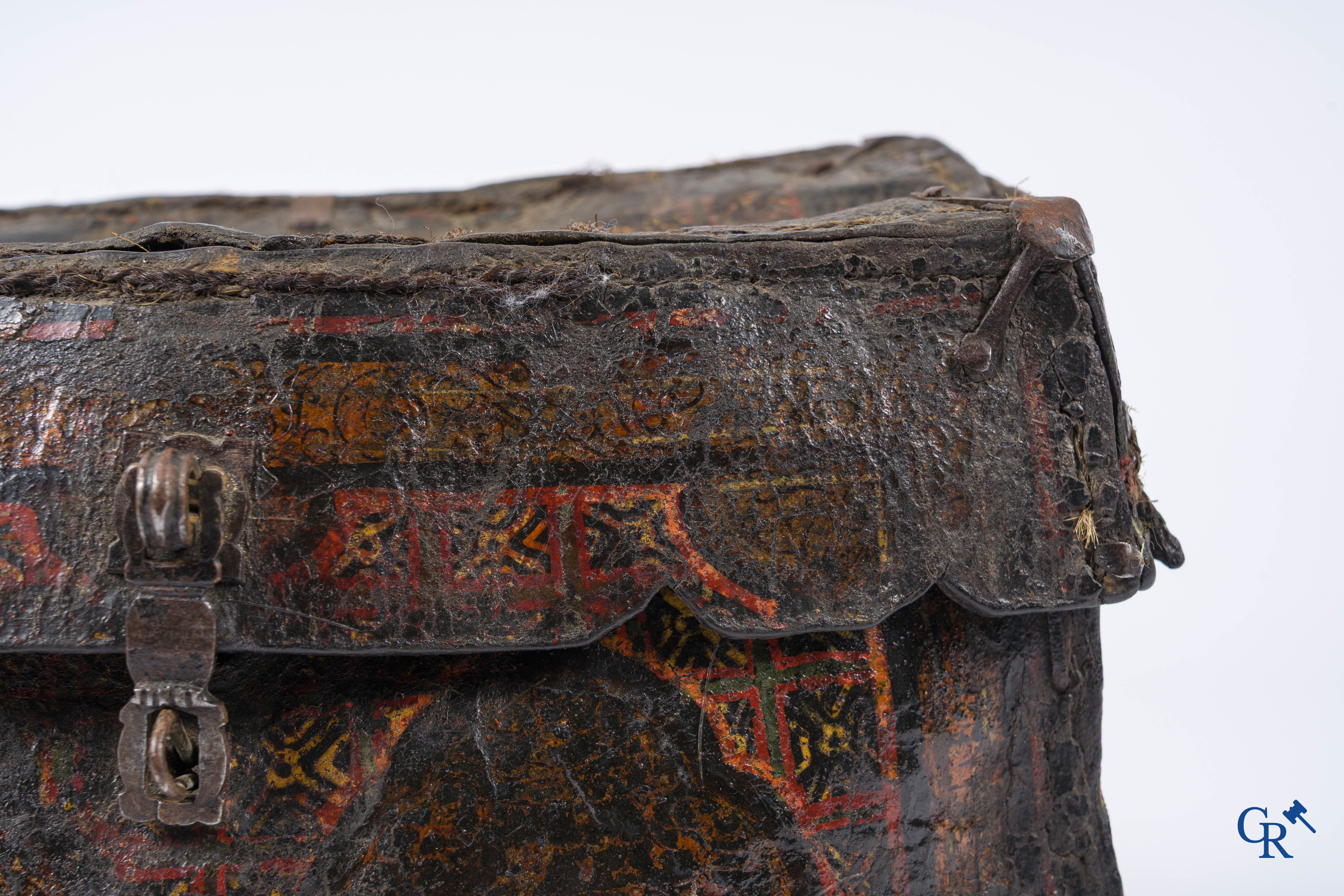 Antiek lederen geld of documenten koffer met origineel smeedijzer slotwerk.