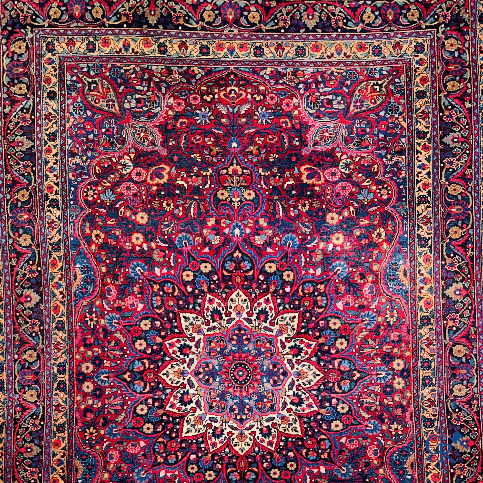 Tapis d'orient: Iran, tapis persan antique avec fond rouge foncé.