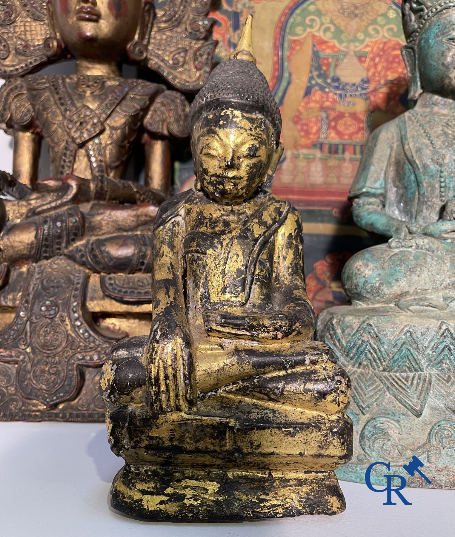 Asian Art: a lot consisting of 4 statues and a thangka.