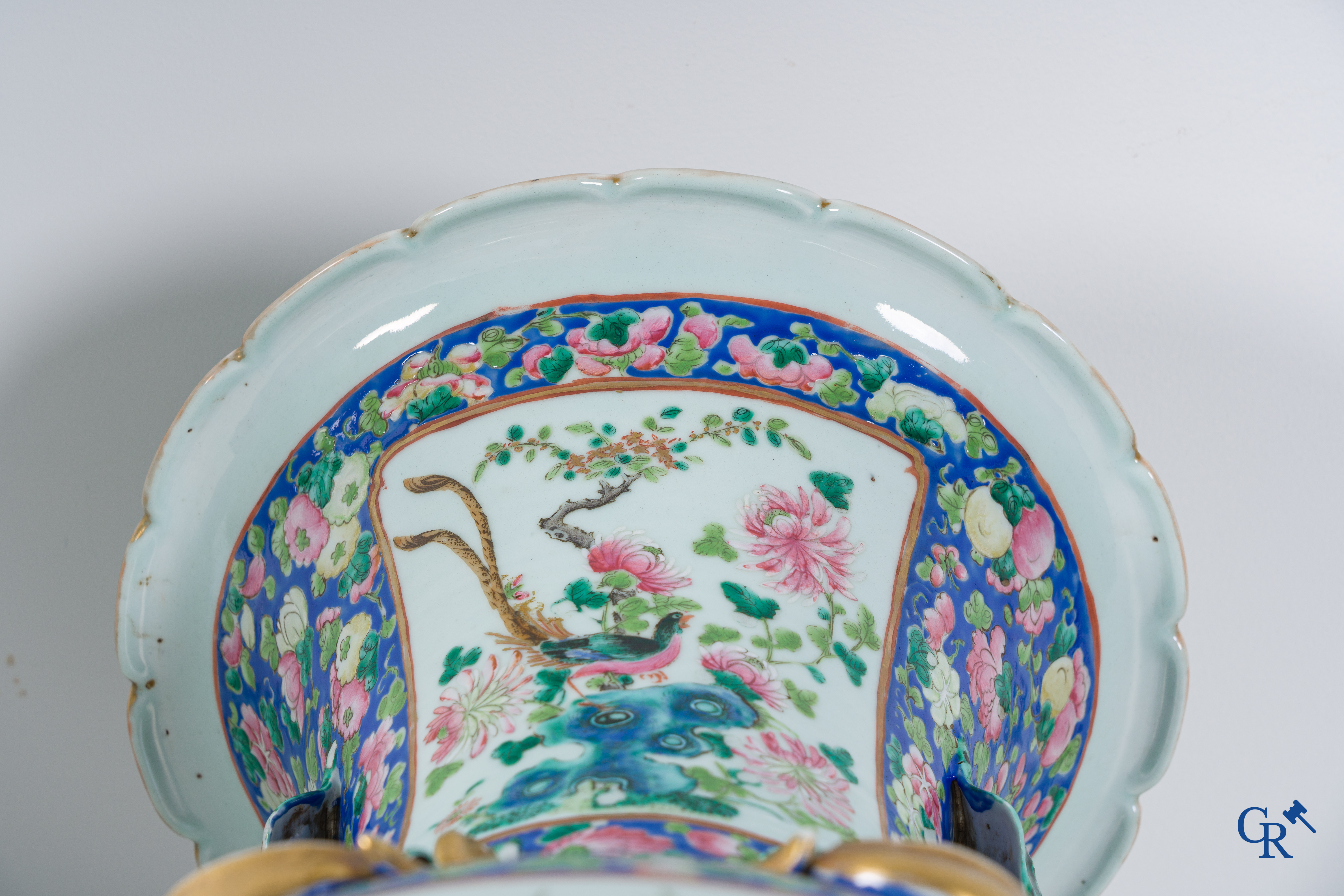 Art Asiatique: Porcelaine chinoise. Une paire d'importantes vases chinois avec un décor famille rose. Chine 19ème siècle.