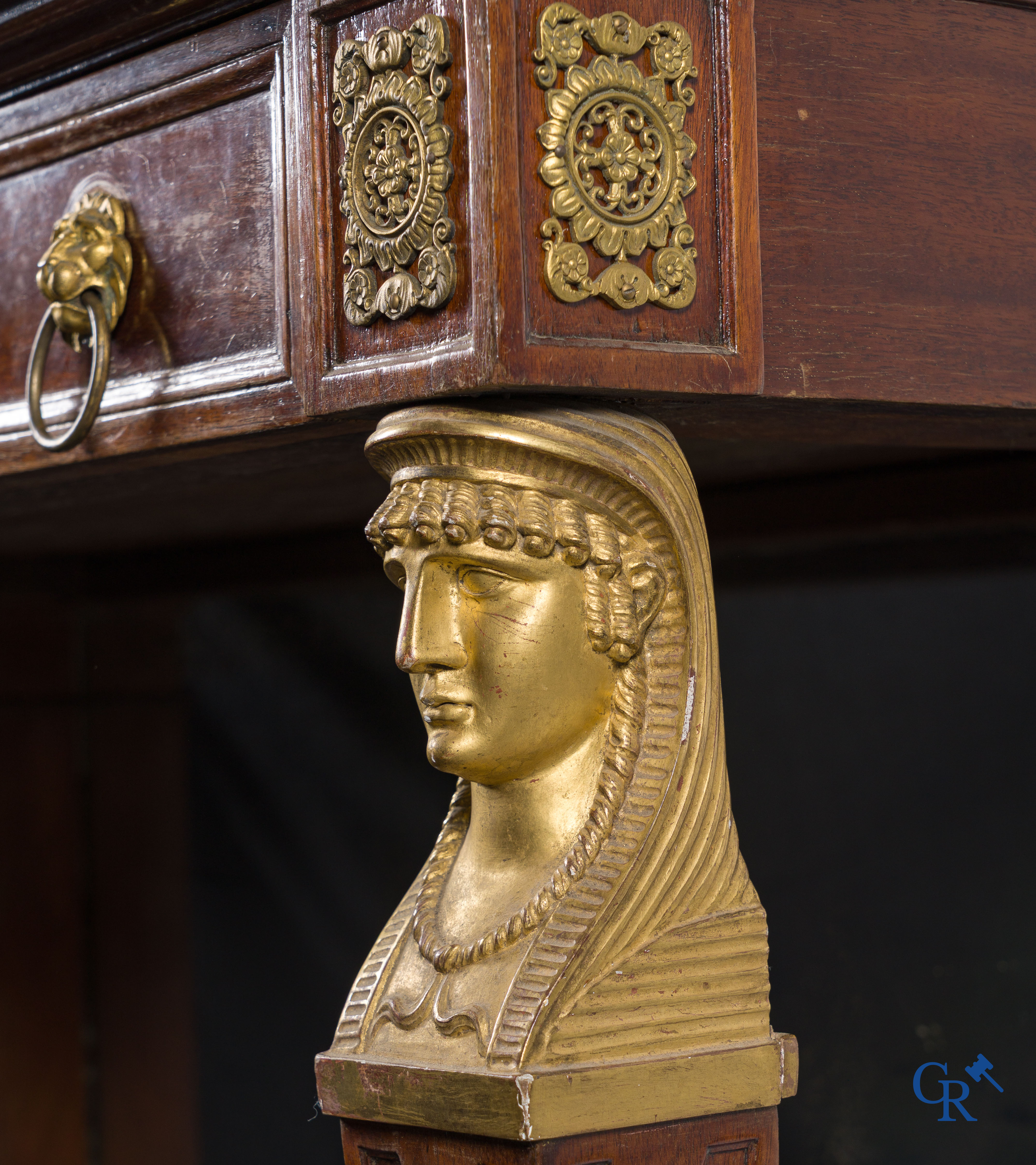 Empire tijdperk, een console in mahonie met vergulde Egyptische bustes. Gemerkt Jacob. Circa 1810.