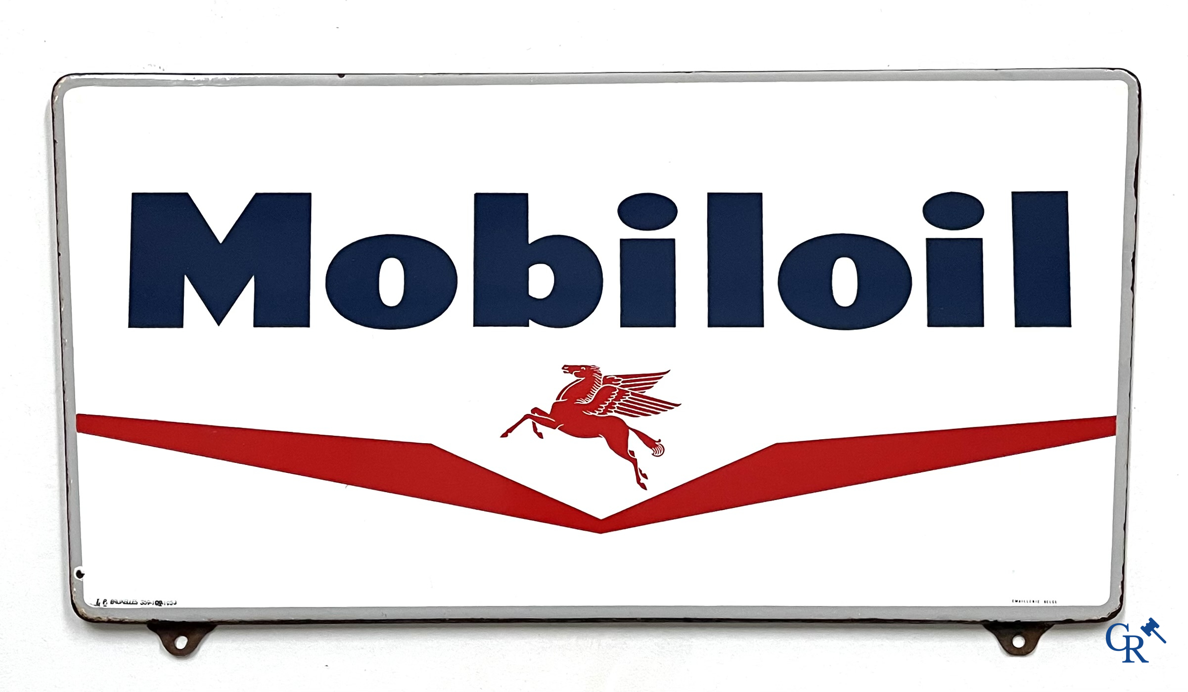 Mobiloil, Emaille reclamebord met grijze omranding en de Mobiloil Pegasus. Emaillerie Belge, T.P. Bruxelles 1953.