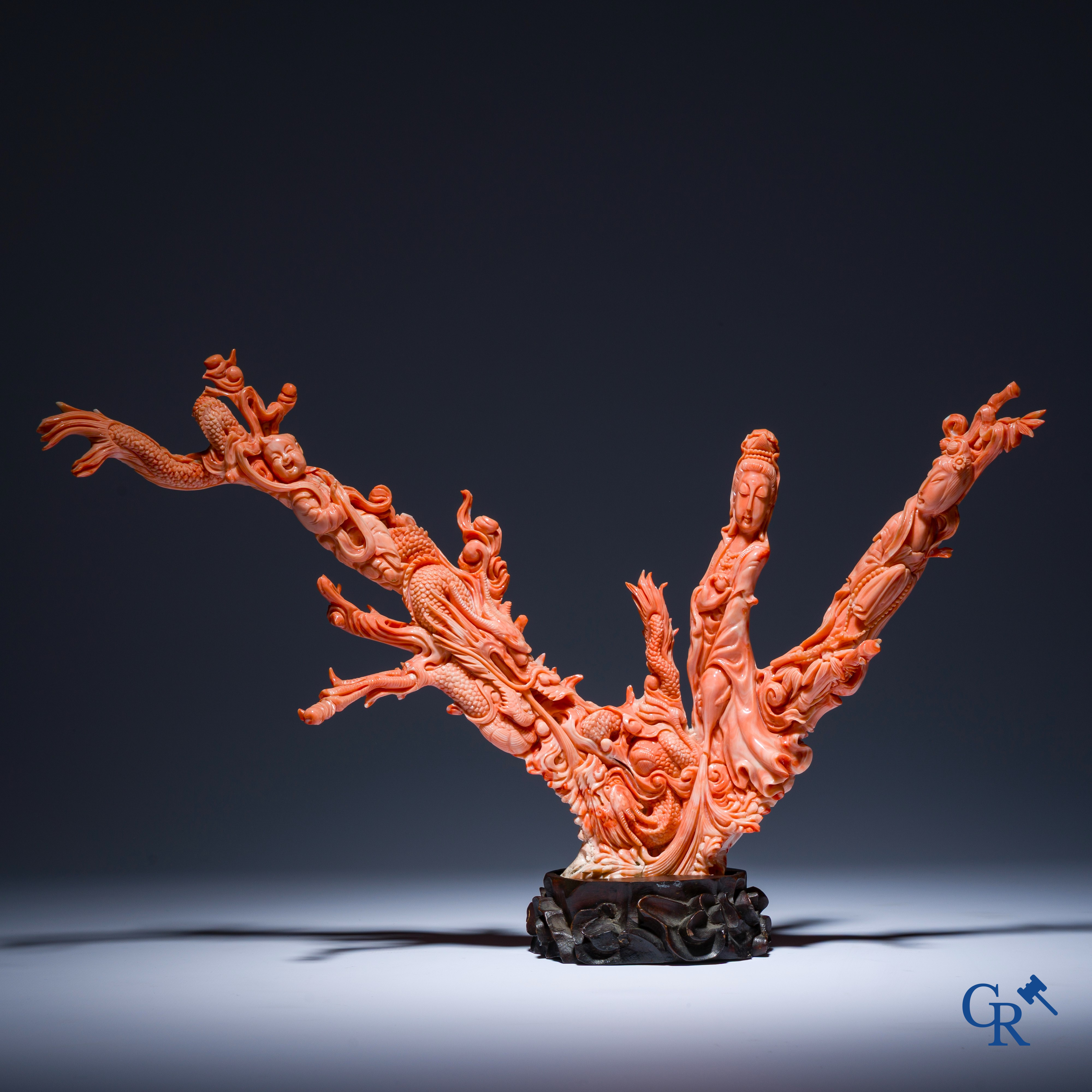 Aziatica, Een Chinese groep in fijn gesculpteerd bloedkoraal met hofdames, draken en kinderen. 19e eeuw.