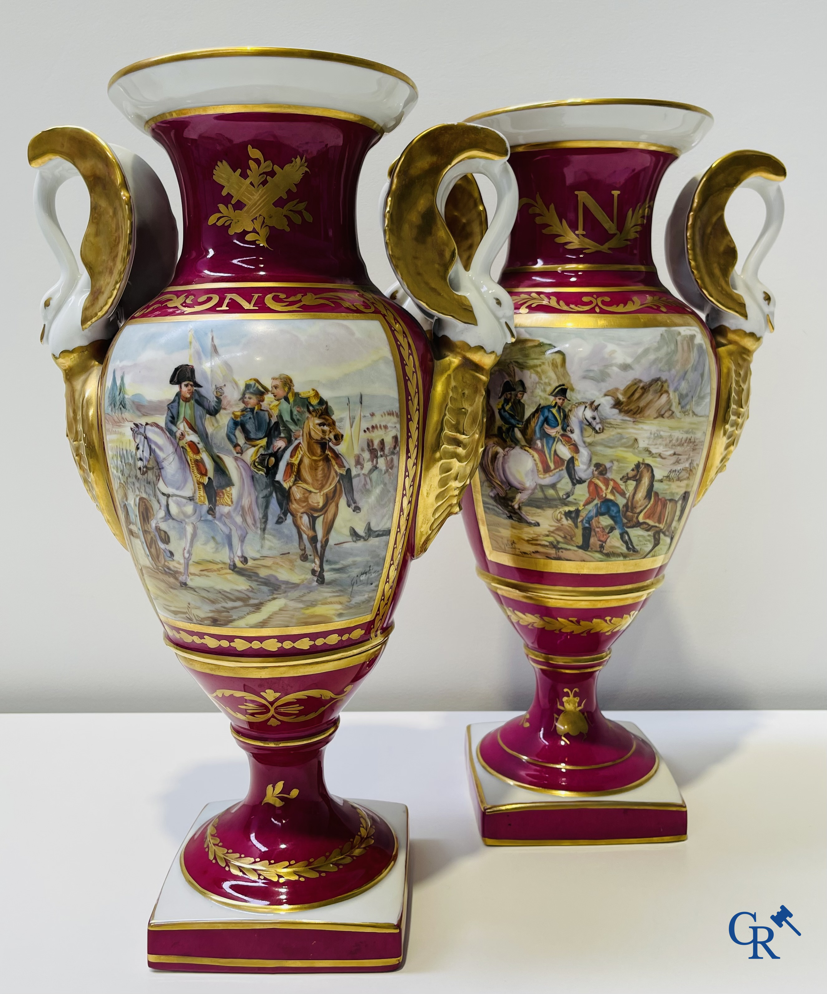 2 grands vases peints à la main en porcelaine de Paris avec des scènes de l'époque napoléonienne. Signé Gillet.