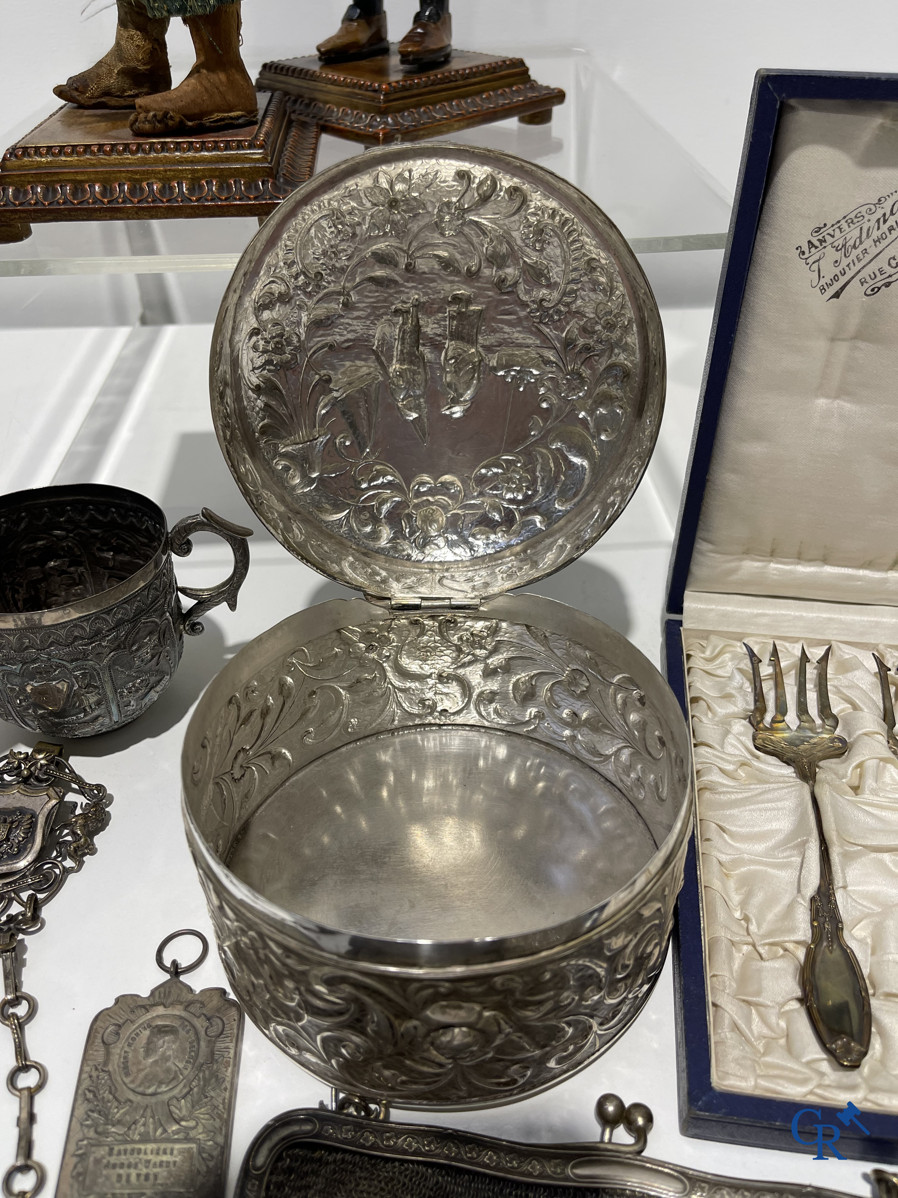 Mooi lot vitrine objecten in zilver en verzilverd metaal, 2 Napolitaanse santons bijgevoegd. (eind XVIII de eeuw)