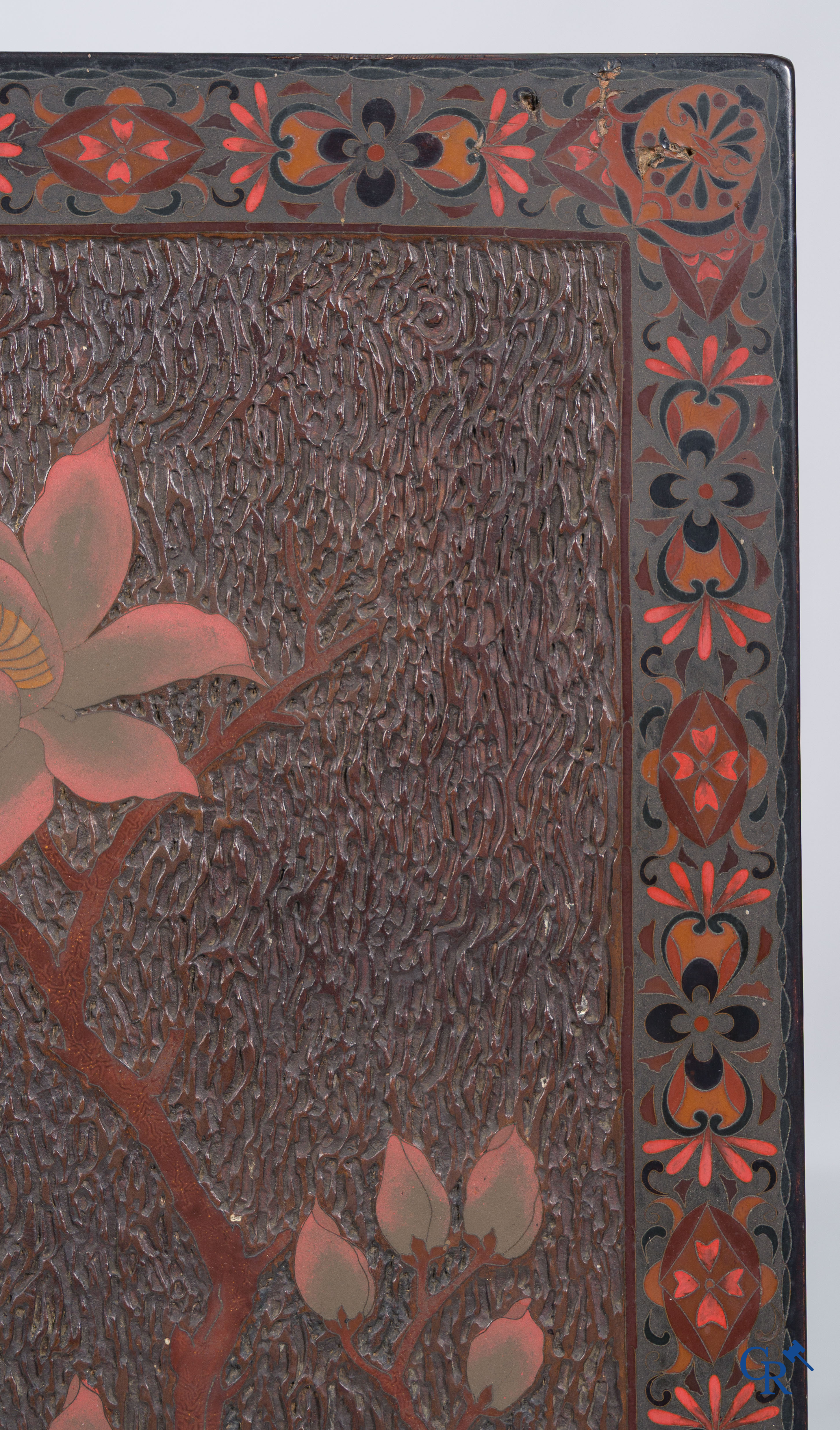 Aziatica, een groot houten paneel met lakwerk en inlegwerk. Bloemen en vlinder decor. 19e eeuw.