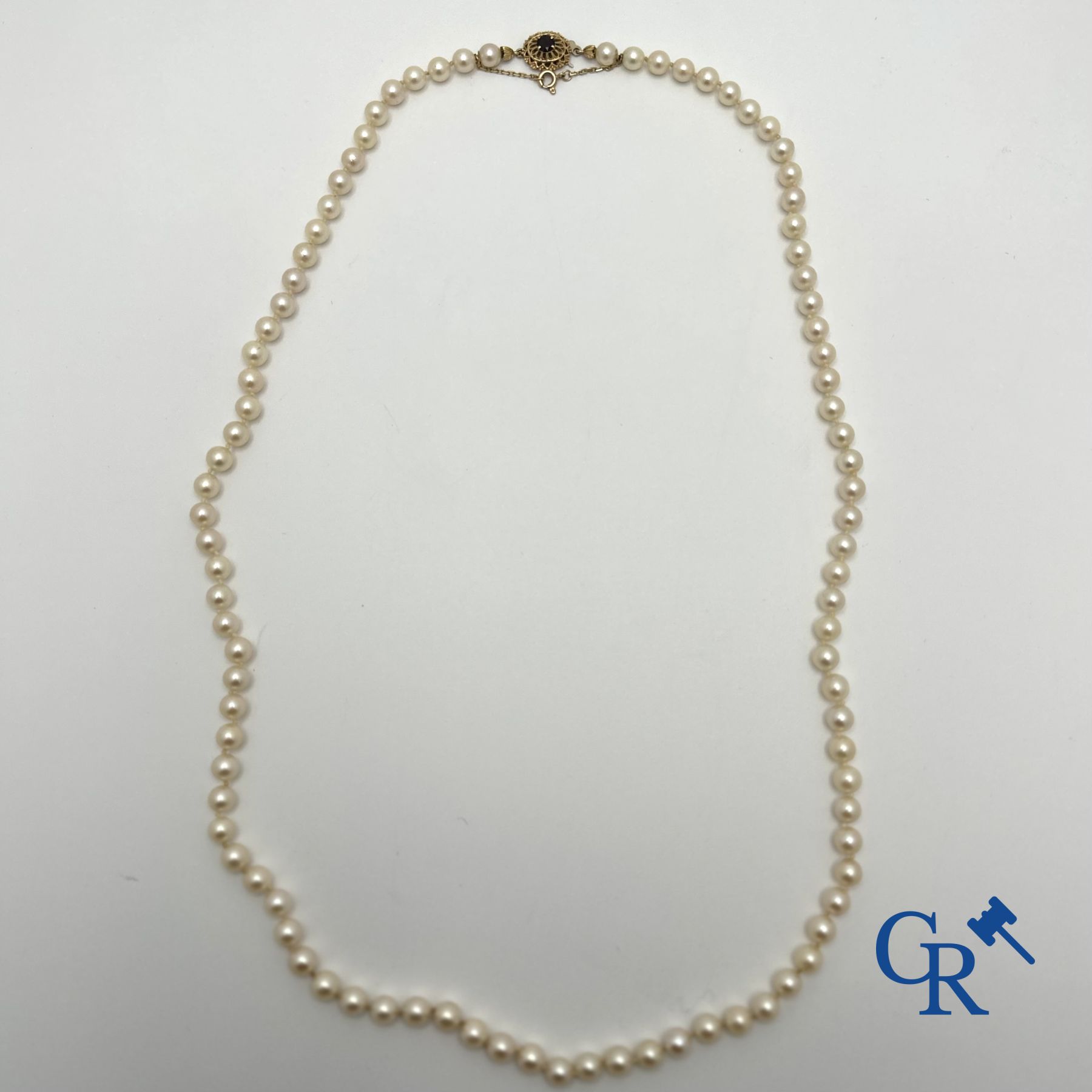 Jewellery: Lot consisting of a pearl necklace with gold clasp 18K and a pair of earrings in gold 18K.