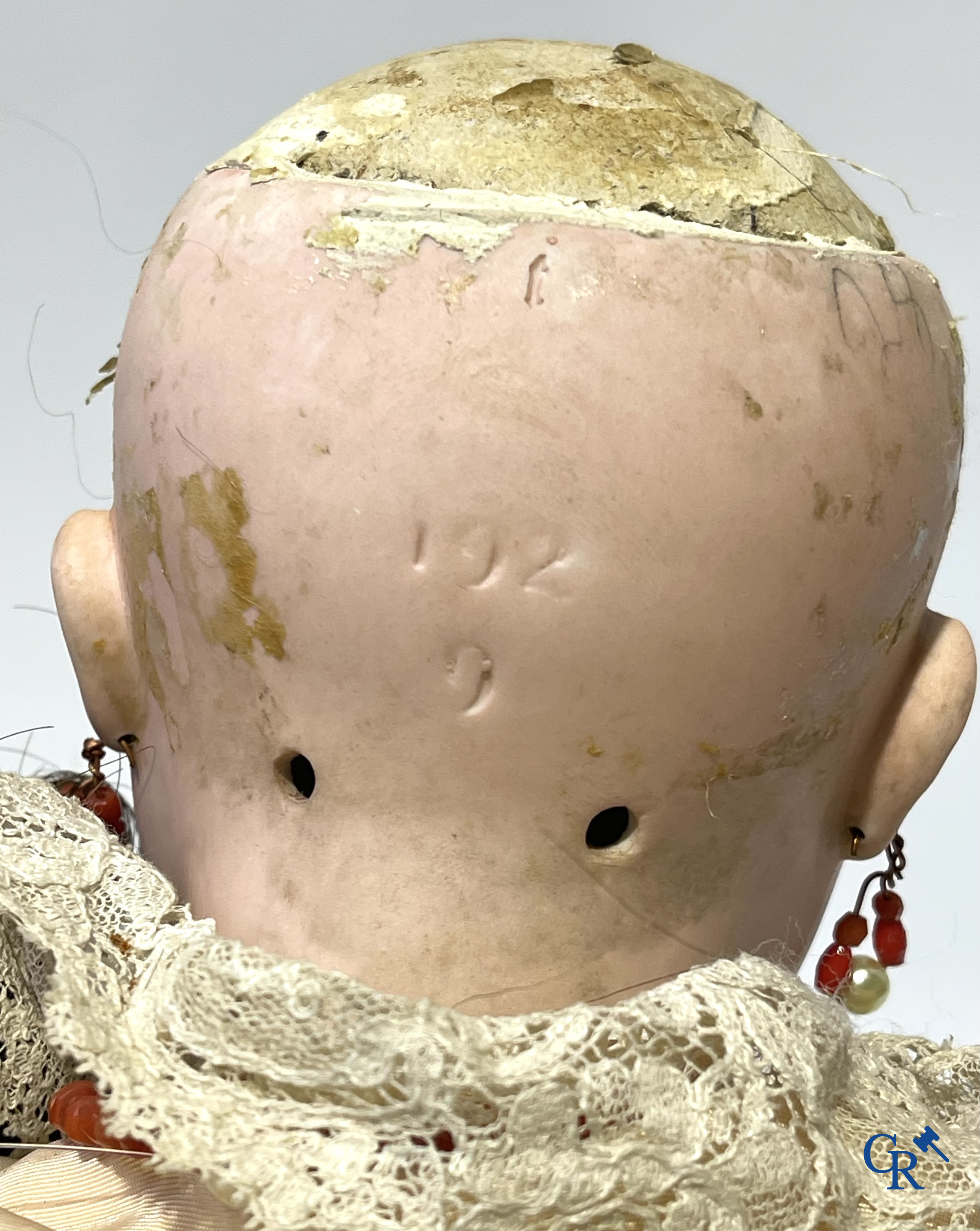 Vieux jouets, lot de 4 poupées anciennes avec tête en porcelaine, attributs de poupée, vêtements et autres.