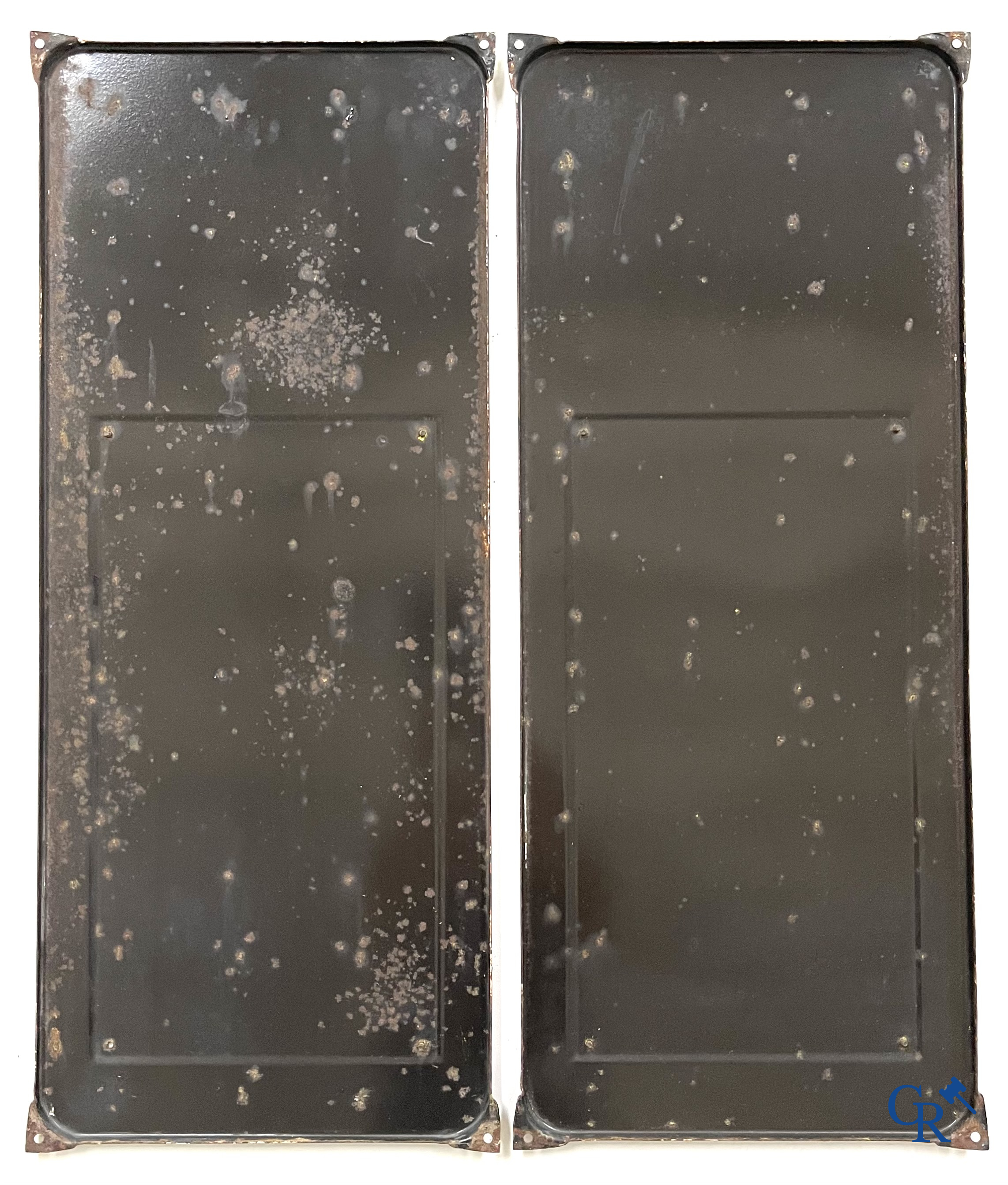 Michelin, een paar emaille borden met bandendruk paneel in blik voor auto en vrachtwagen. Emaillerie Belge 1954.